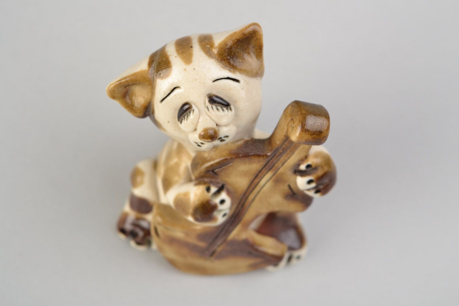 Handmade decorative clay figurine brown cat with contrabass interior decor ideas photo 3