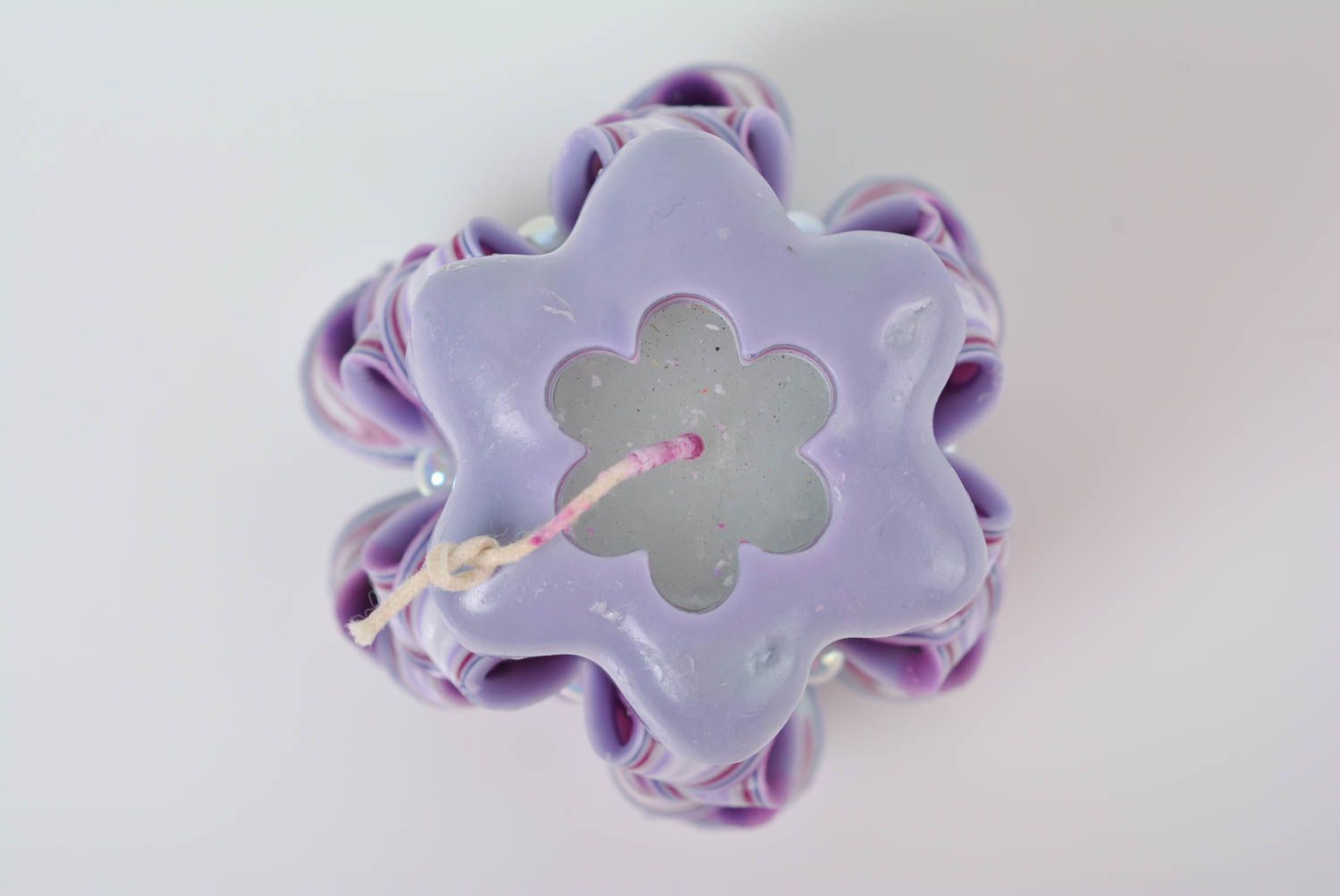 Grosse bougie originale faite main en paraffine lilas avec perles de fantaisie   photo 3