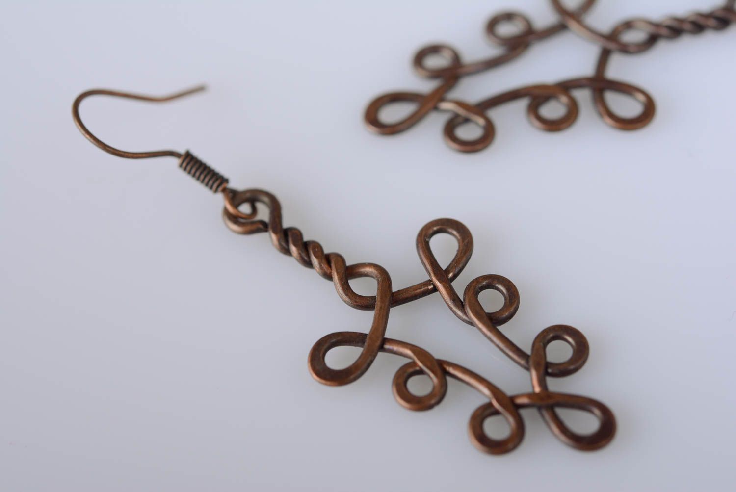 Handgemachte Designer lange Ohrringe aus Kupfer in Wire Wrap Technik für Damen foto 2