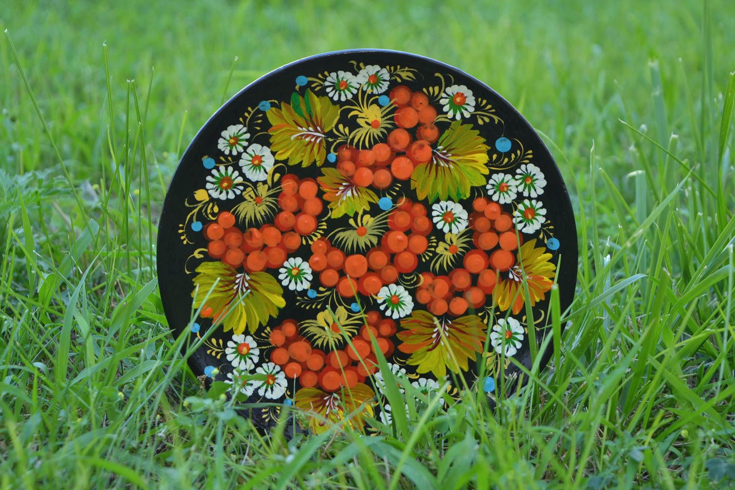 Деревянная тарелка с Петриковской росписью ручной работы для декора на стену фото 5