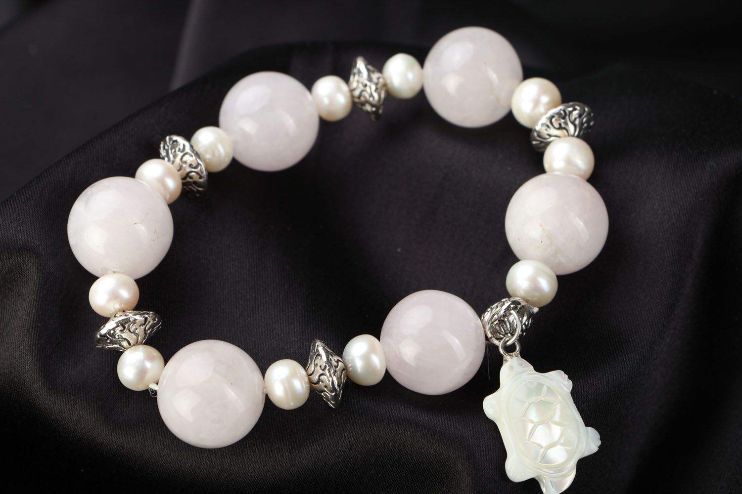 Natural stone bracelet with quartz and pearls photo 1