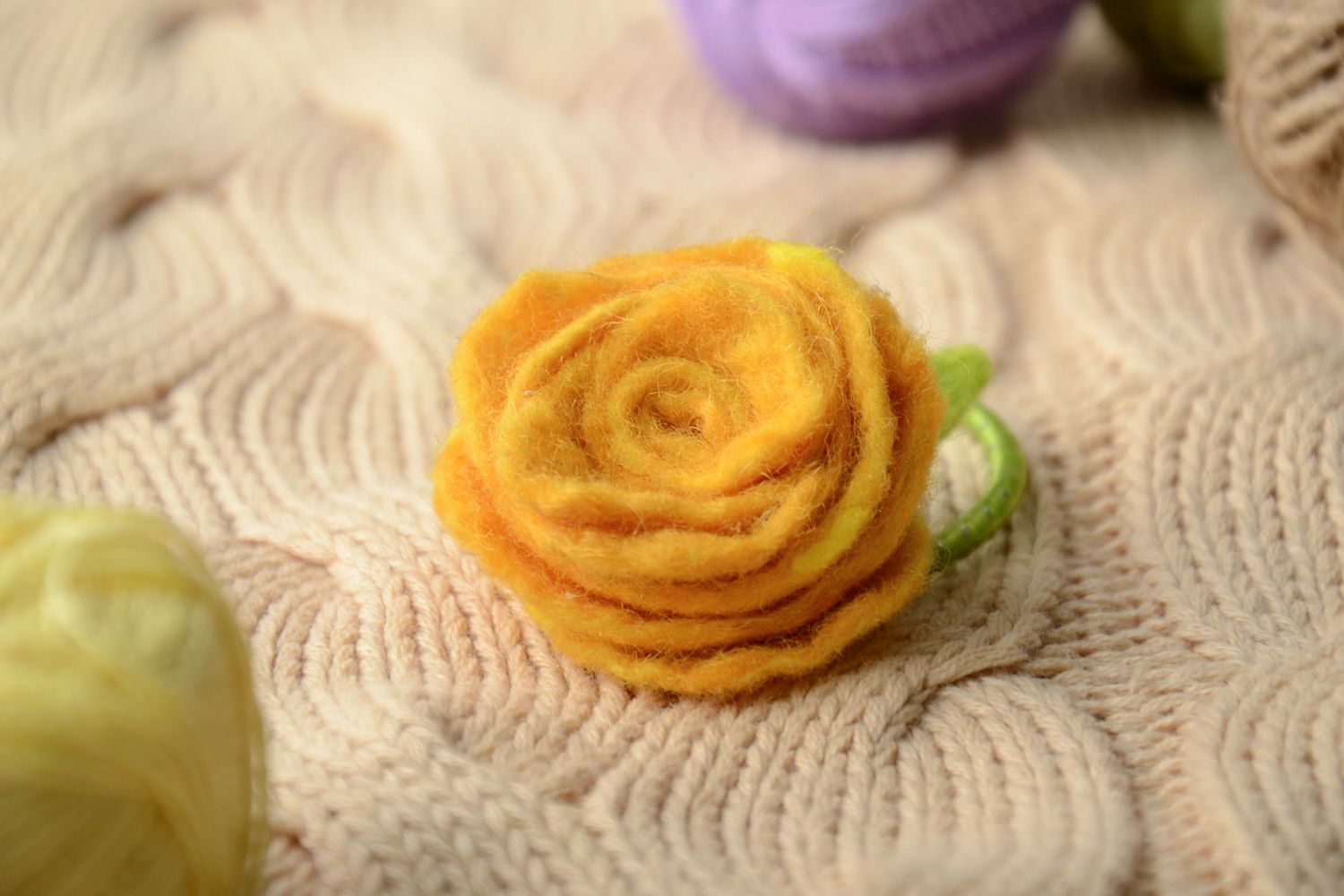 Резинка для волос ручной работы с цветком из фетра Желтая роза фото 1