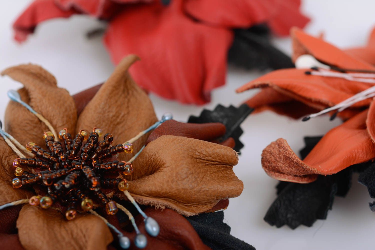 Broche de cuero artesanal con forma de flor marrón negro pequeño foto 5