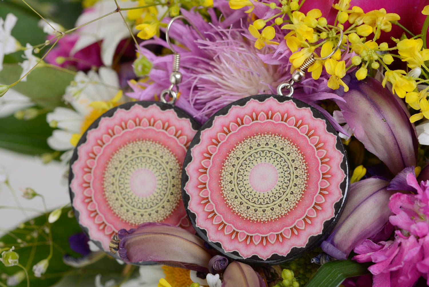 Boucles d'oreilles roses en pâte polymère rondes à motif faites main originales photo 1
