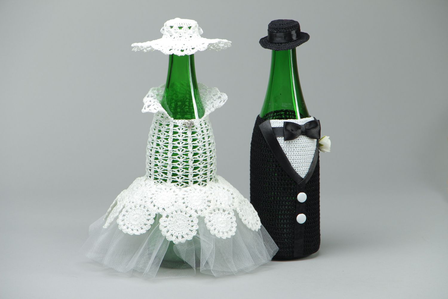 Tenues de mariés pour bouteilles de champagne tricotées au crochet photo 1