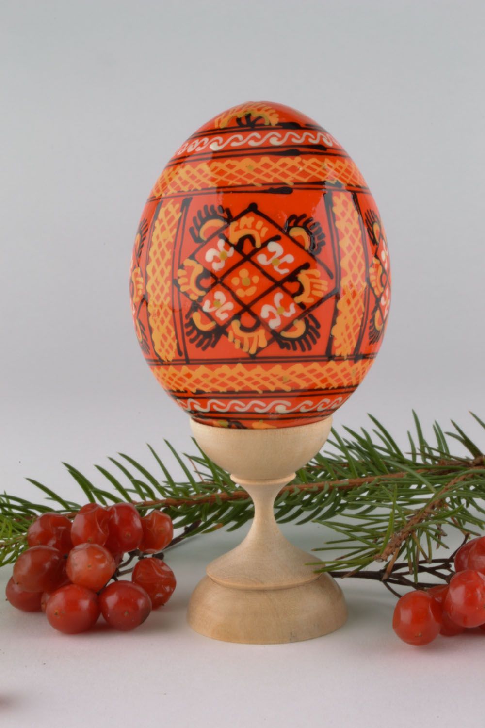 Bemaltes Ei aus Holz auf Ständer foto 1