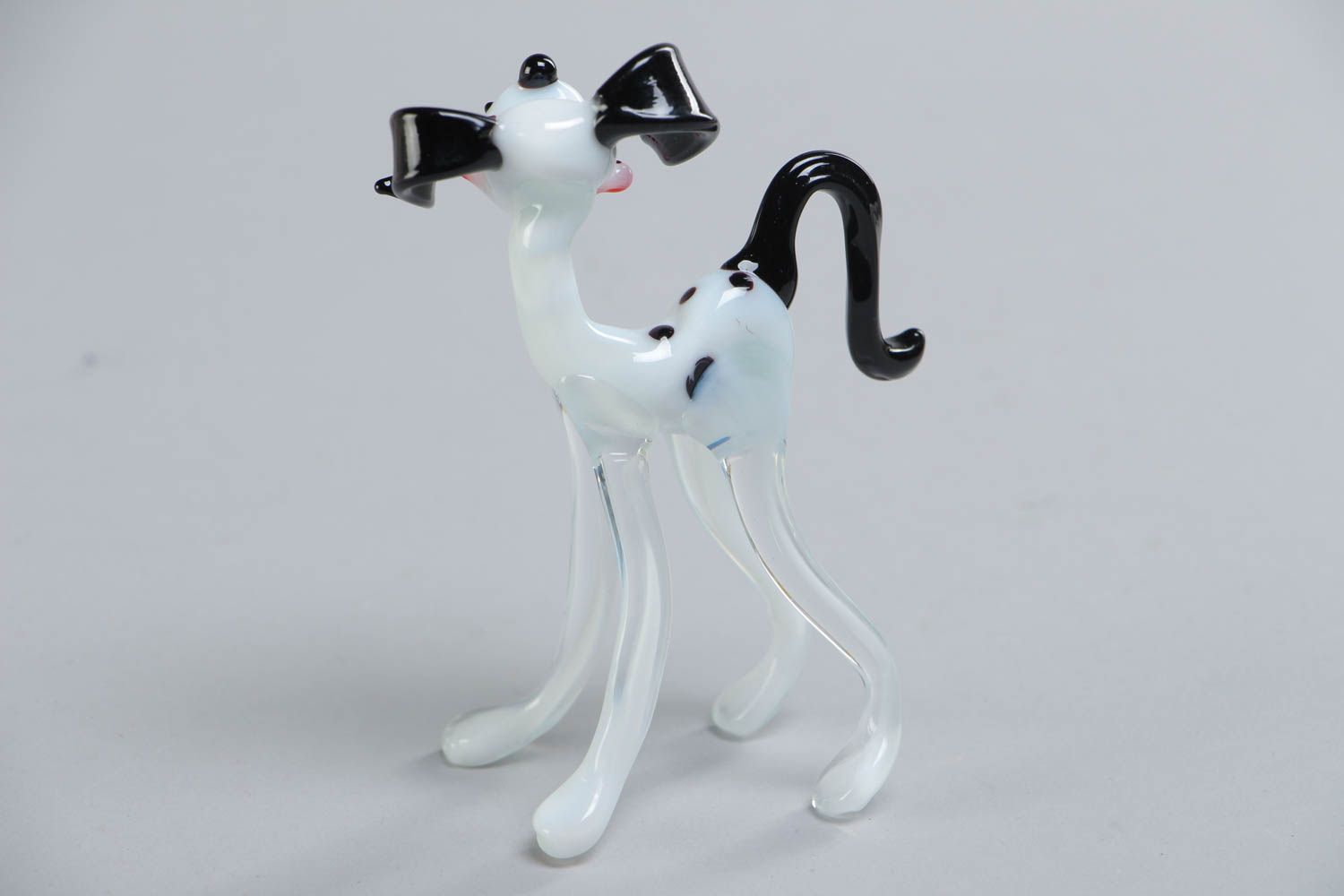 Фигурка из стекла лэмпворк пес белый с черными пятнами  маленькая ручной работы фото 4