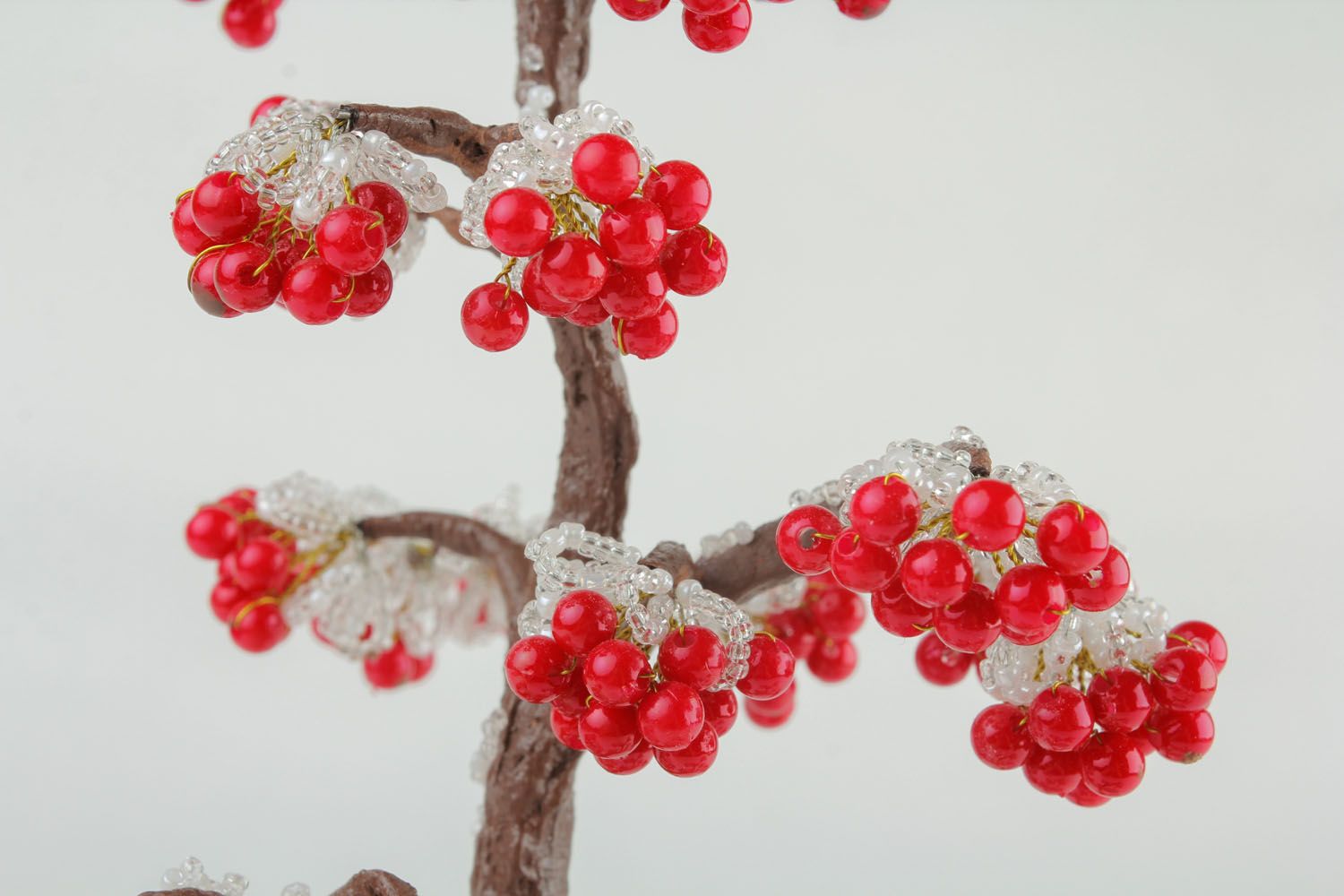 Arbre décoratif en perles de rocaille Sorbier saupoudré de neige photo 5