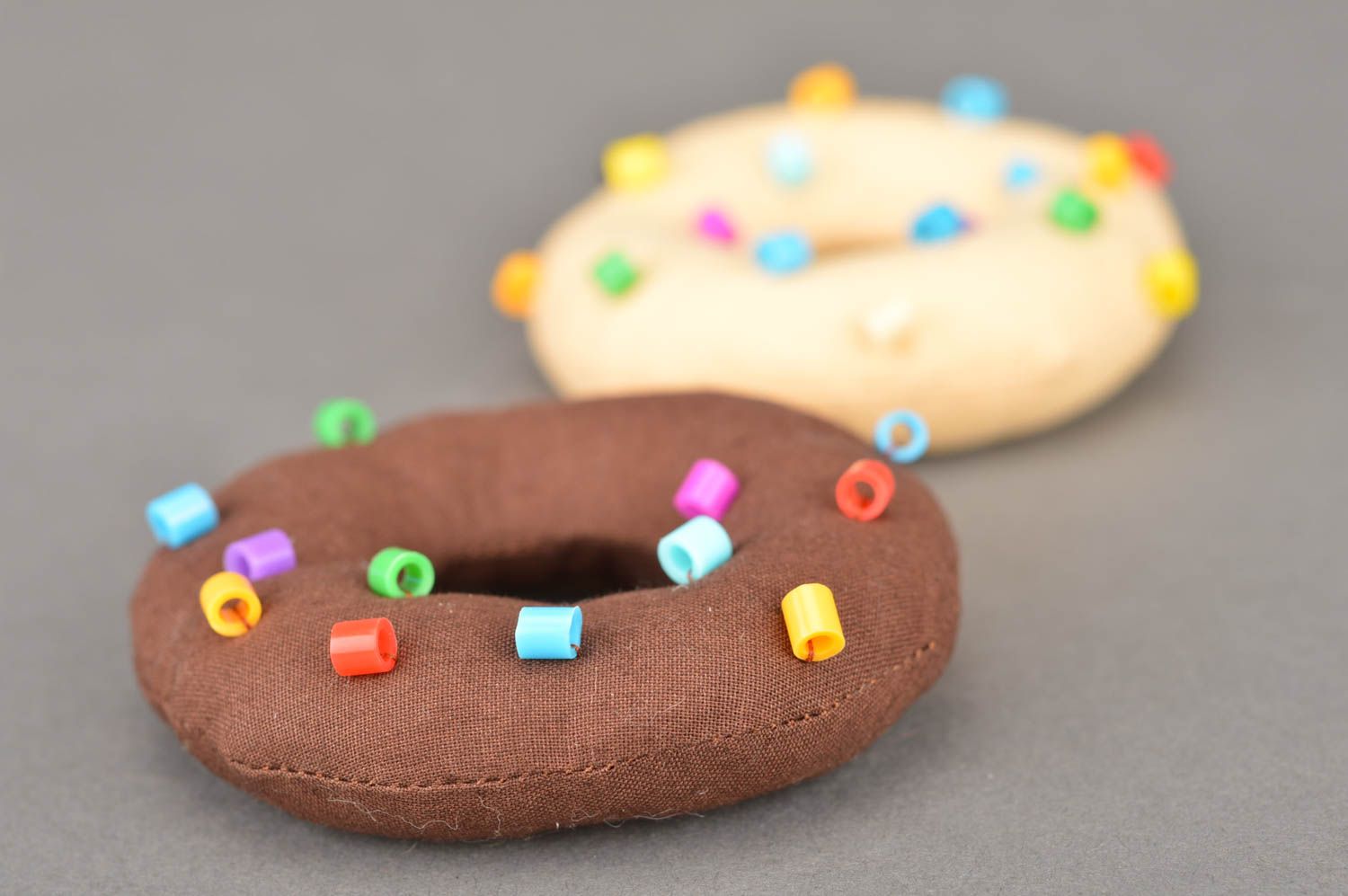 Deko Donuts aus Stoff 2 Stück mit dekorativen Elementen in Form von Streusel foto 5