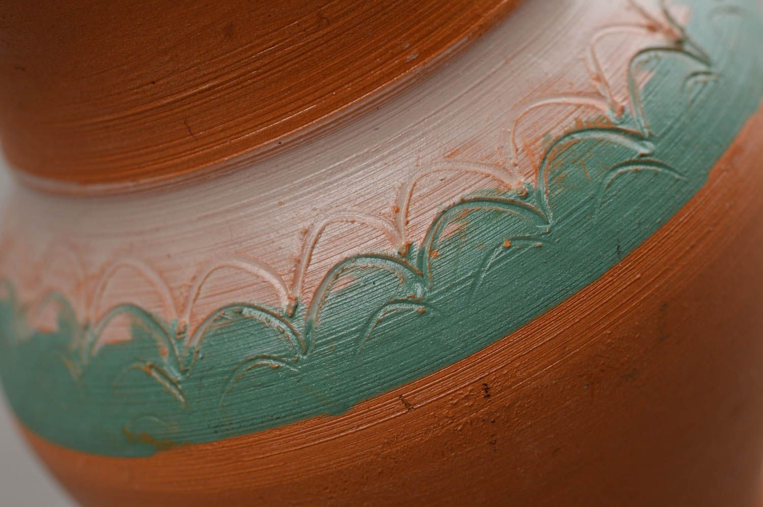 Декоративный глиняный кувшин ручной работы с росписью глазурью красивый фото 5