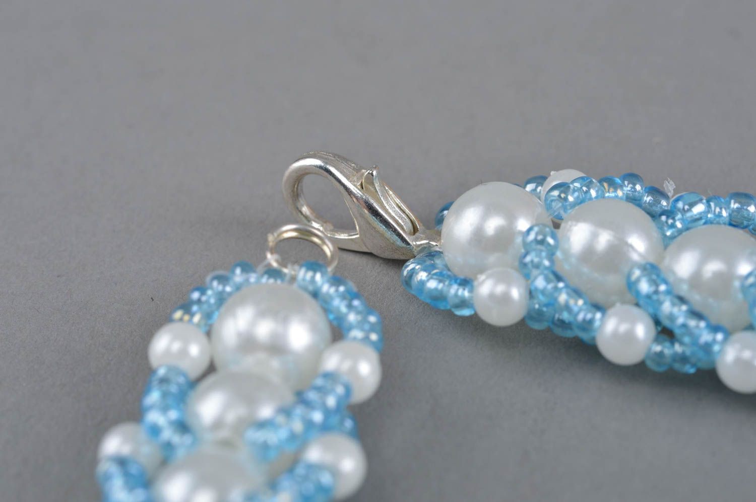 Collier en perles de fantaisie et de rocaille blanc-bleu fin fait main photo 4