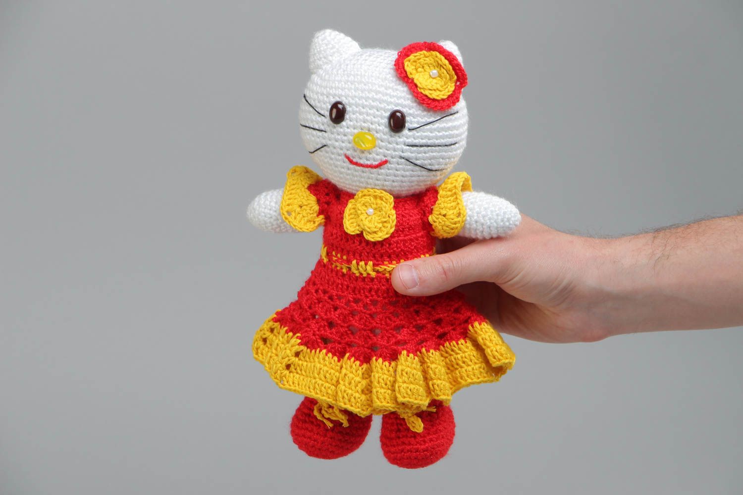 Peluche chatte en robe rouge tricotée au crochet faite main originale pour fille photo 5