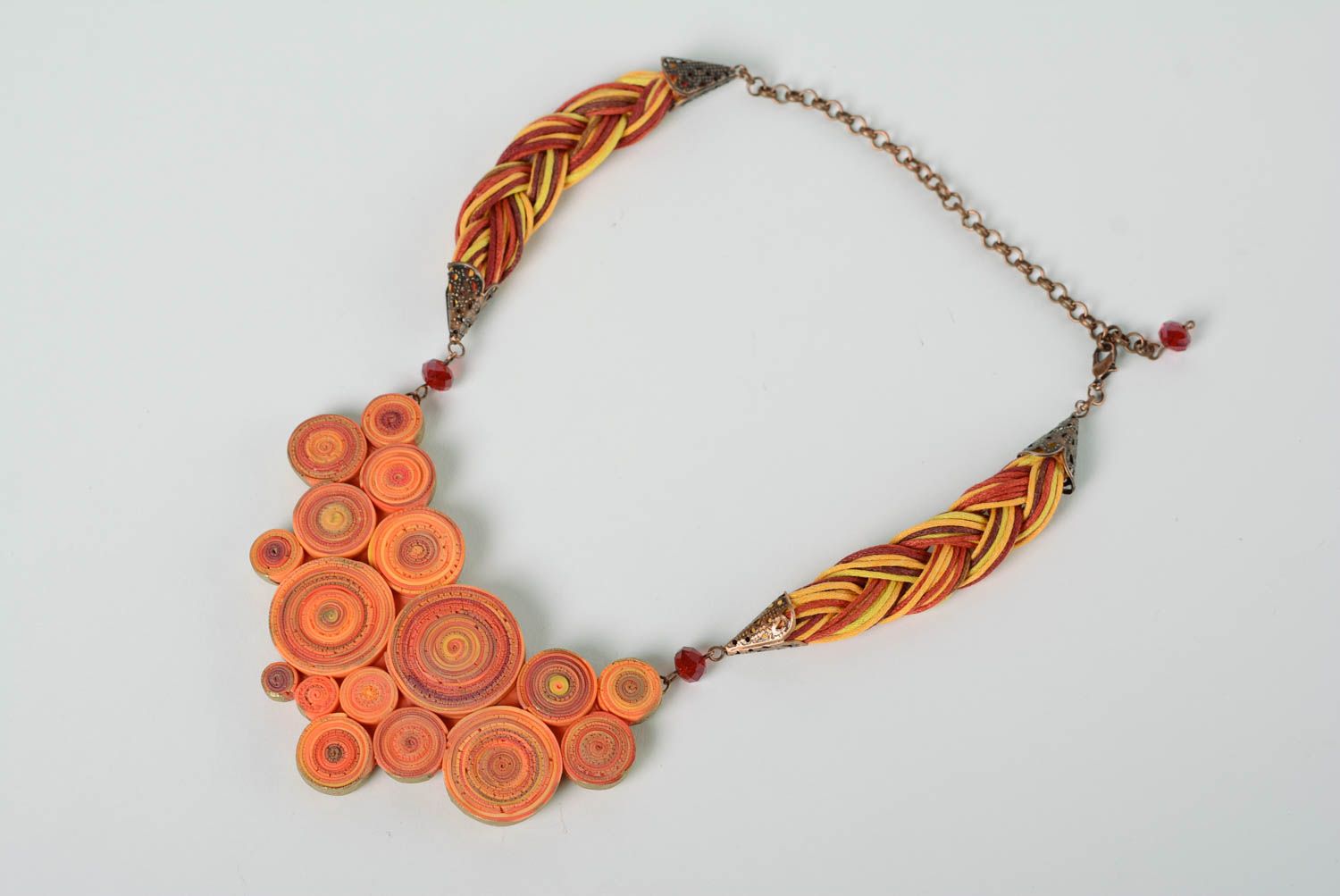 Collar hecho a mano de arcilla polimérica anaranjado con cordones artesanal foto 2