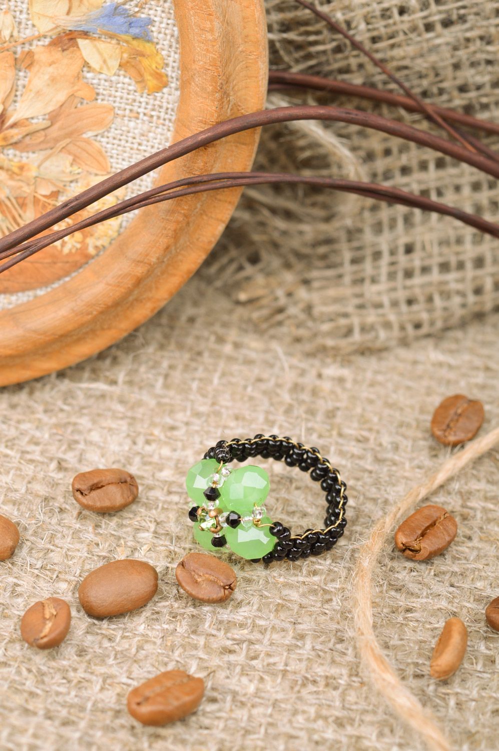 Бисерное кольцо с бусинами ручной работы в виде красивого зеленого цветка фото 1