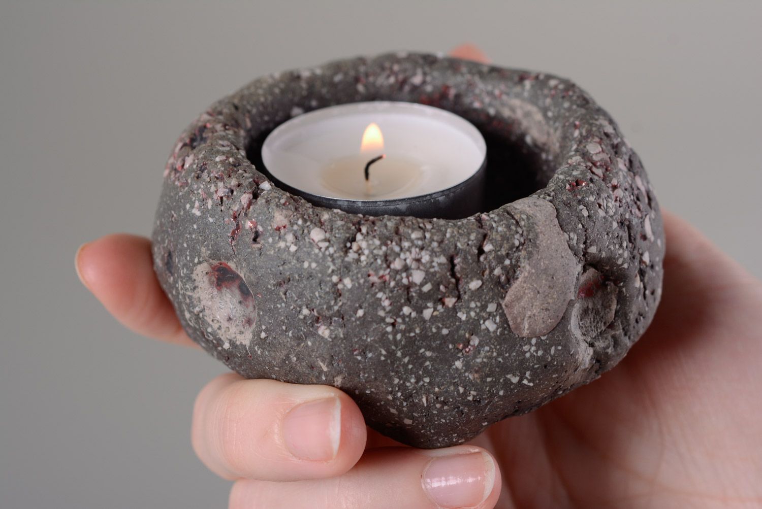 Ungewöhnlicher runder Teelichthalter aus Keramik in Form des Steins von Handarbeit foto 4