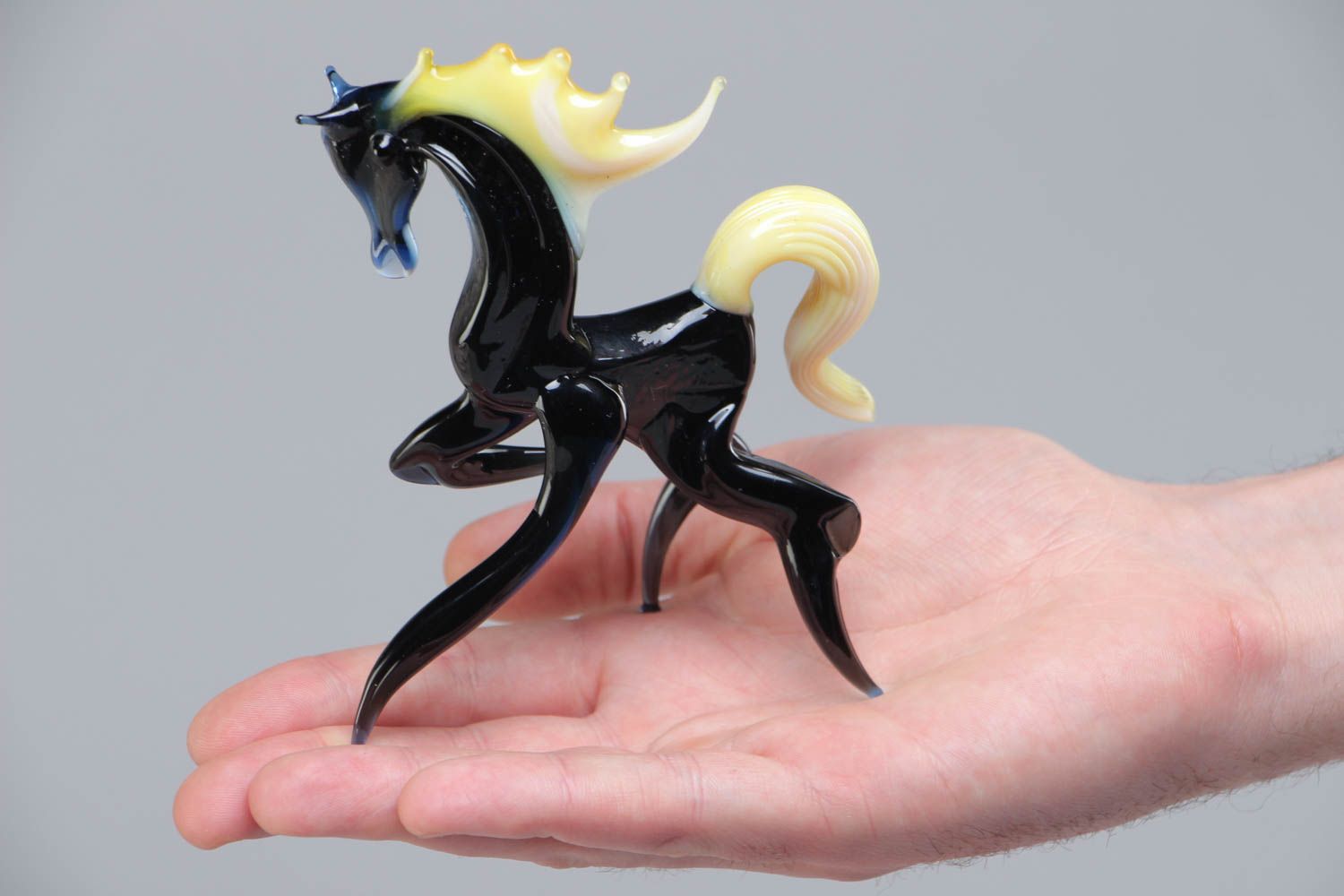 Figura de vidrio en miniatura artesanal en la técnica lampwork con forma de caballo  foto 5