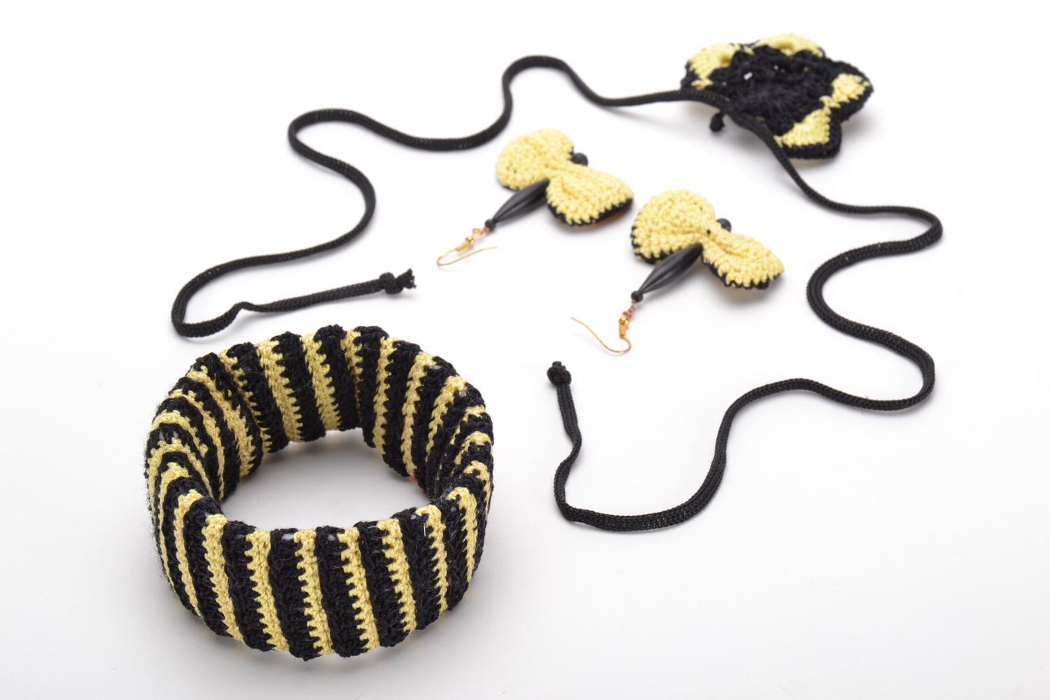 Crocheted jewelry set photo 4