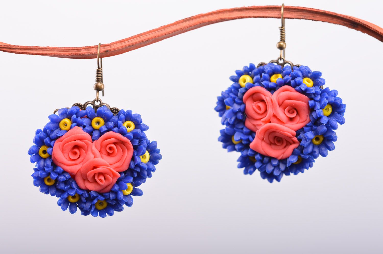 Крупные серьги подвески с цветами из полимерной глины ручной работы розовые синие фото 2