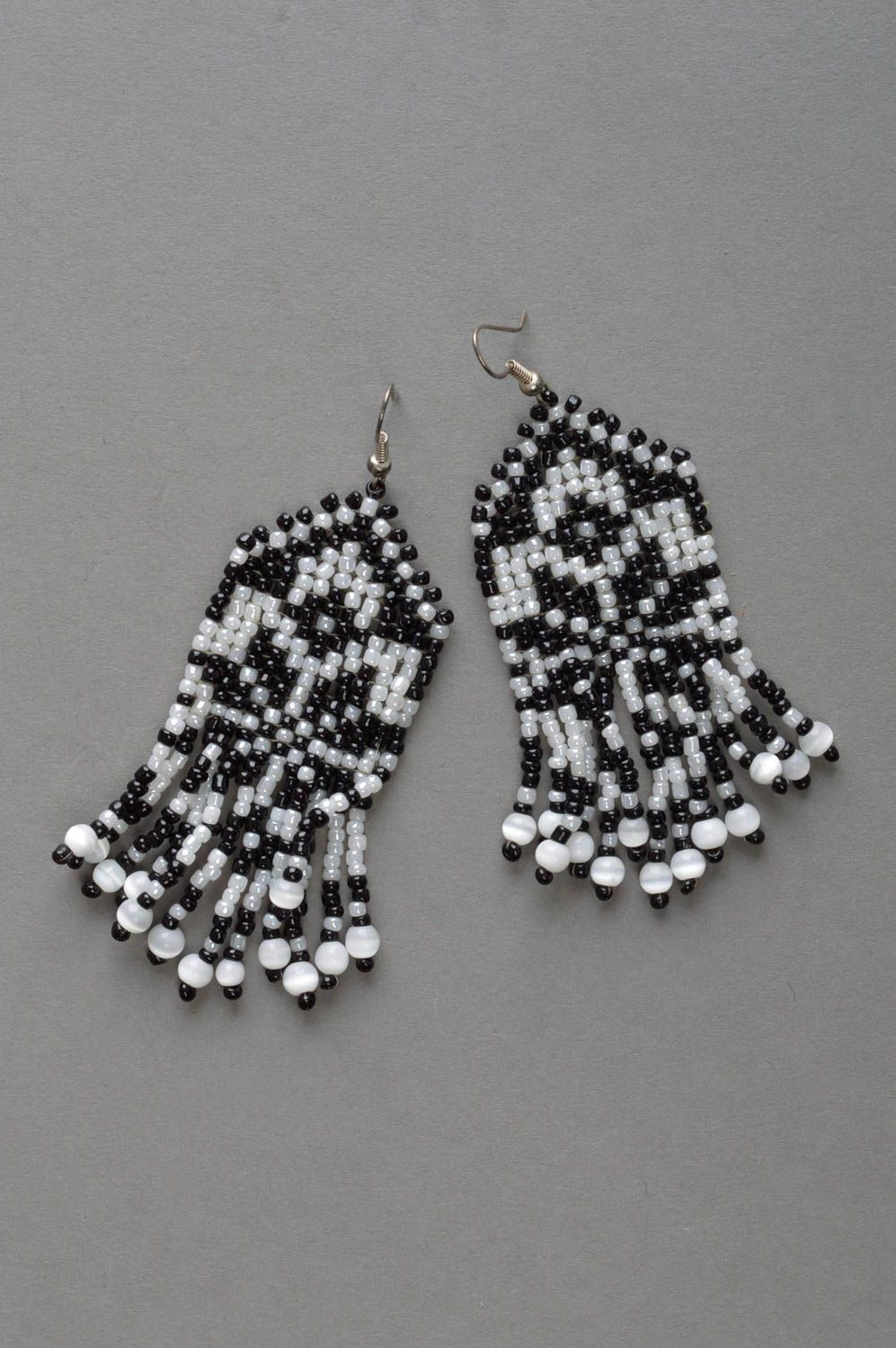 Geflochtene handgemachte Ohrringe aus Glasperlen in Schwarz und Weiß für Damen foto 2