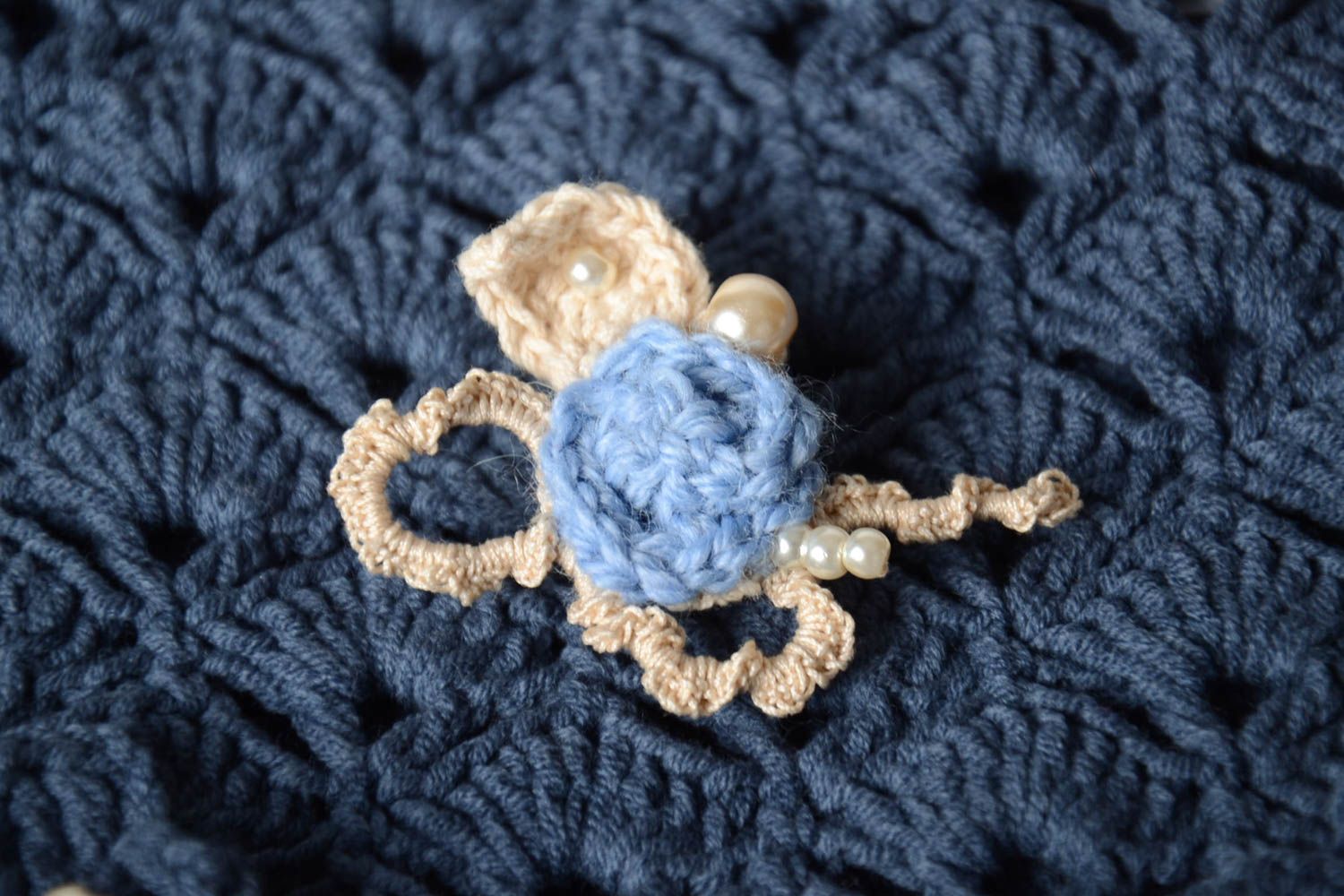 Handgemachter Schmuck Damen Brosche Accessoires für Frauen blaue Blume gehäkelt foto 1