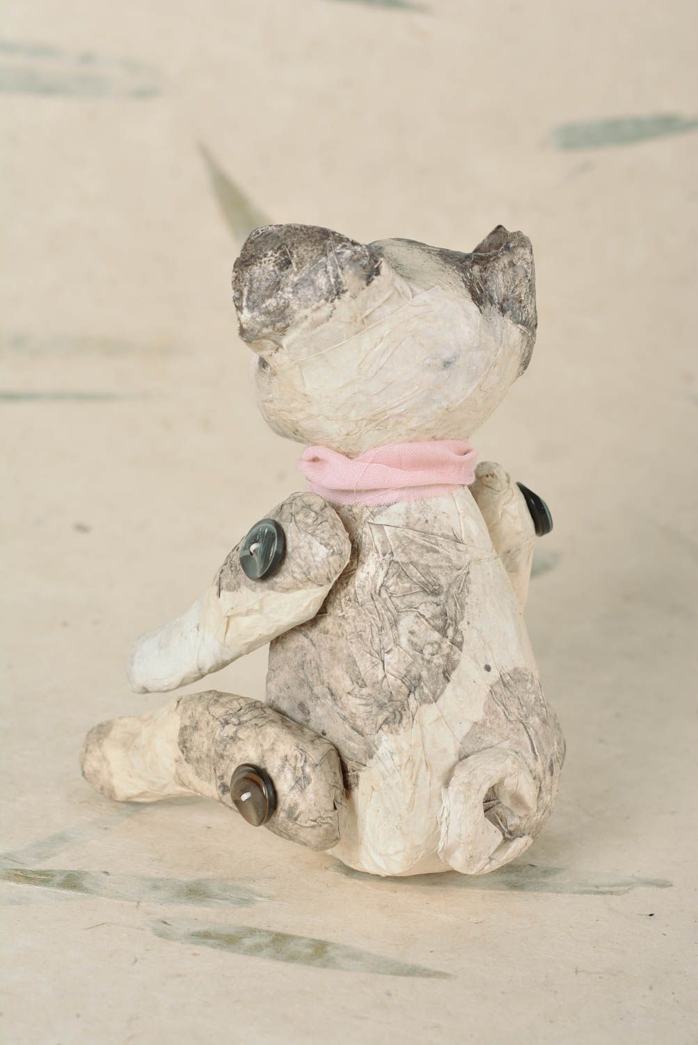 Juguete decorativo artesanal hecho a mano de cartón piedra con forma de perro foto 4