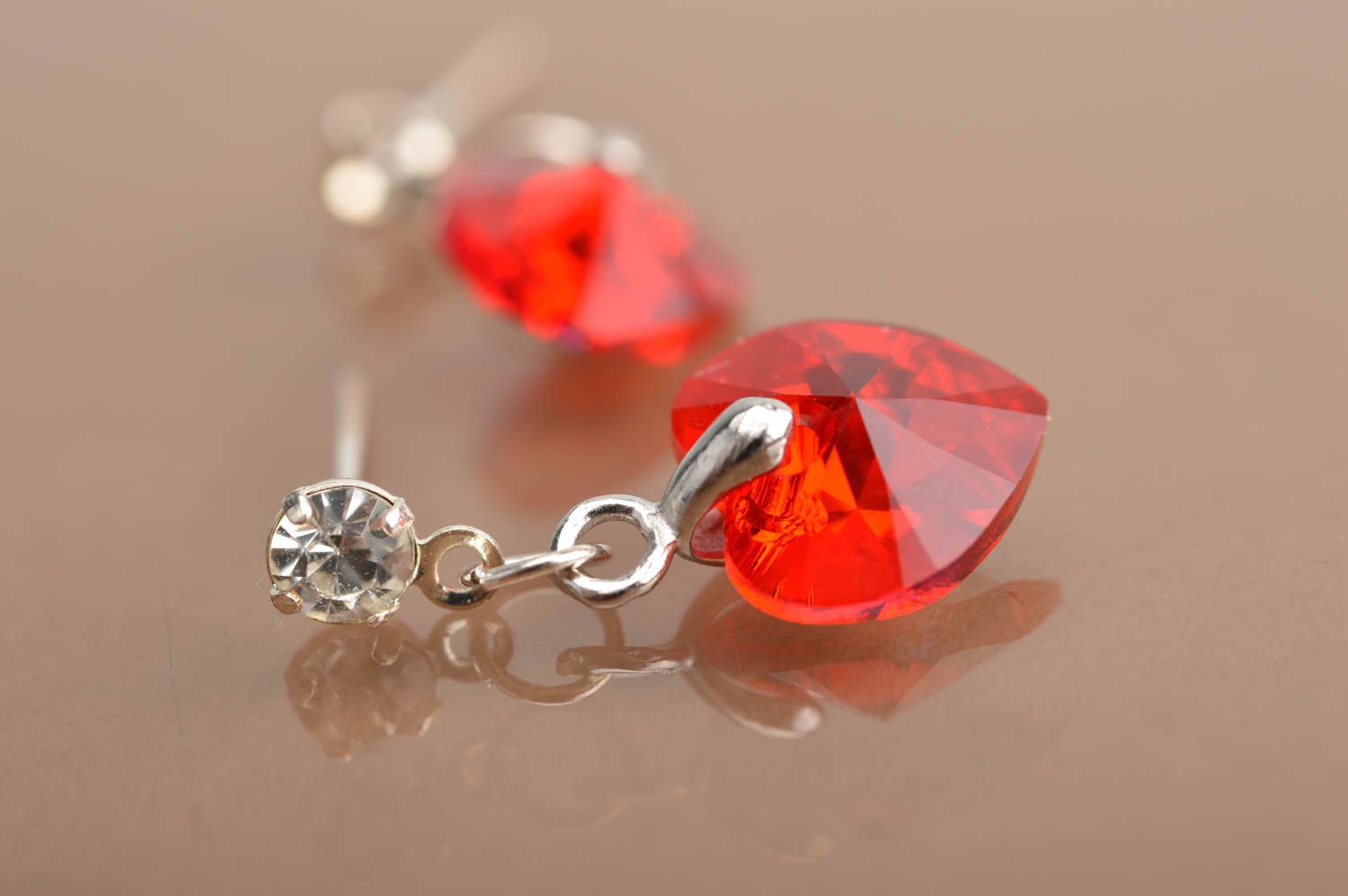 Handgemachte Ohrringe mit roten Herzen und silberfarbener Furnitur für Damen foto 5