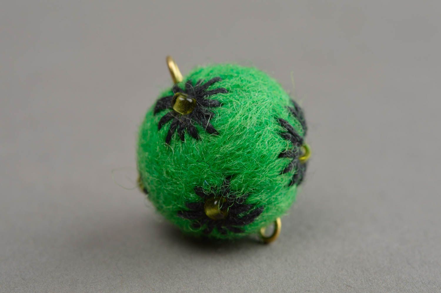 Pendentif boule vert sans chaîne fait main en laine technique de feutrage photo 4