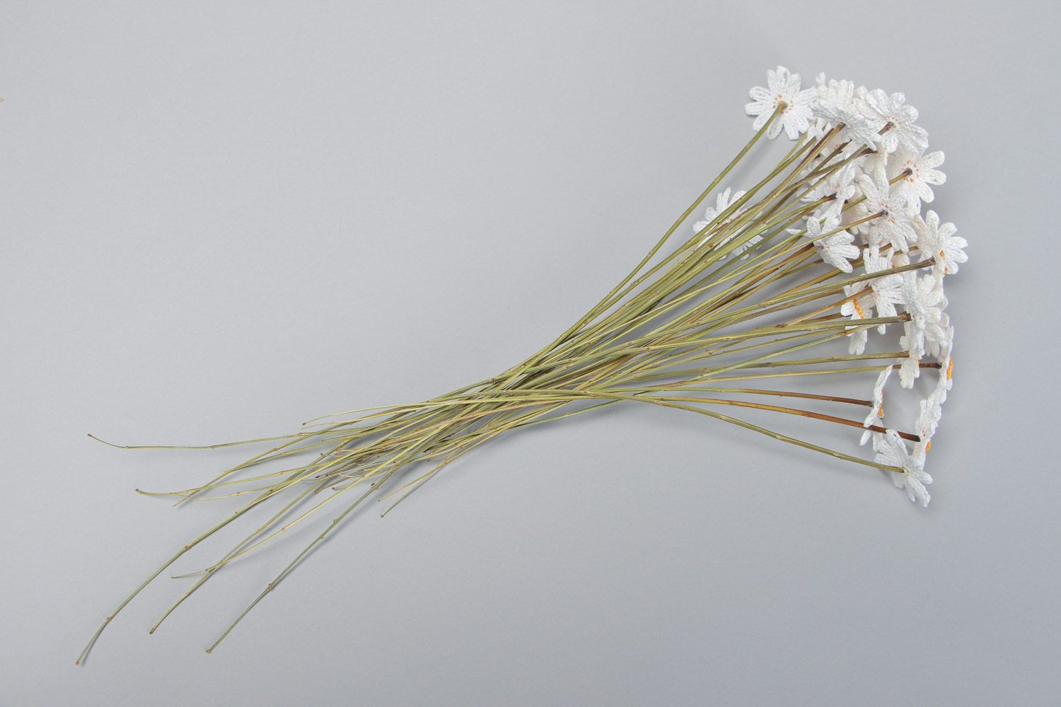 Ramo de flores tejidas a ganchillo de hilos de algodón Camomilas artesanal 35 piezas foto 2