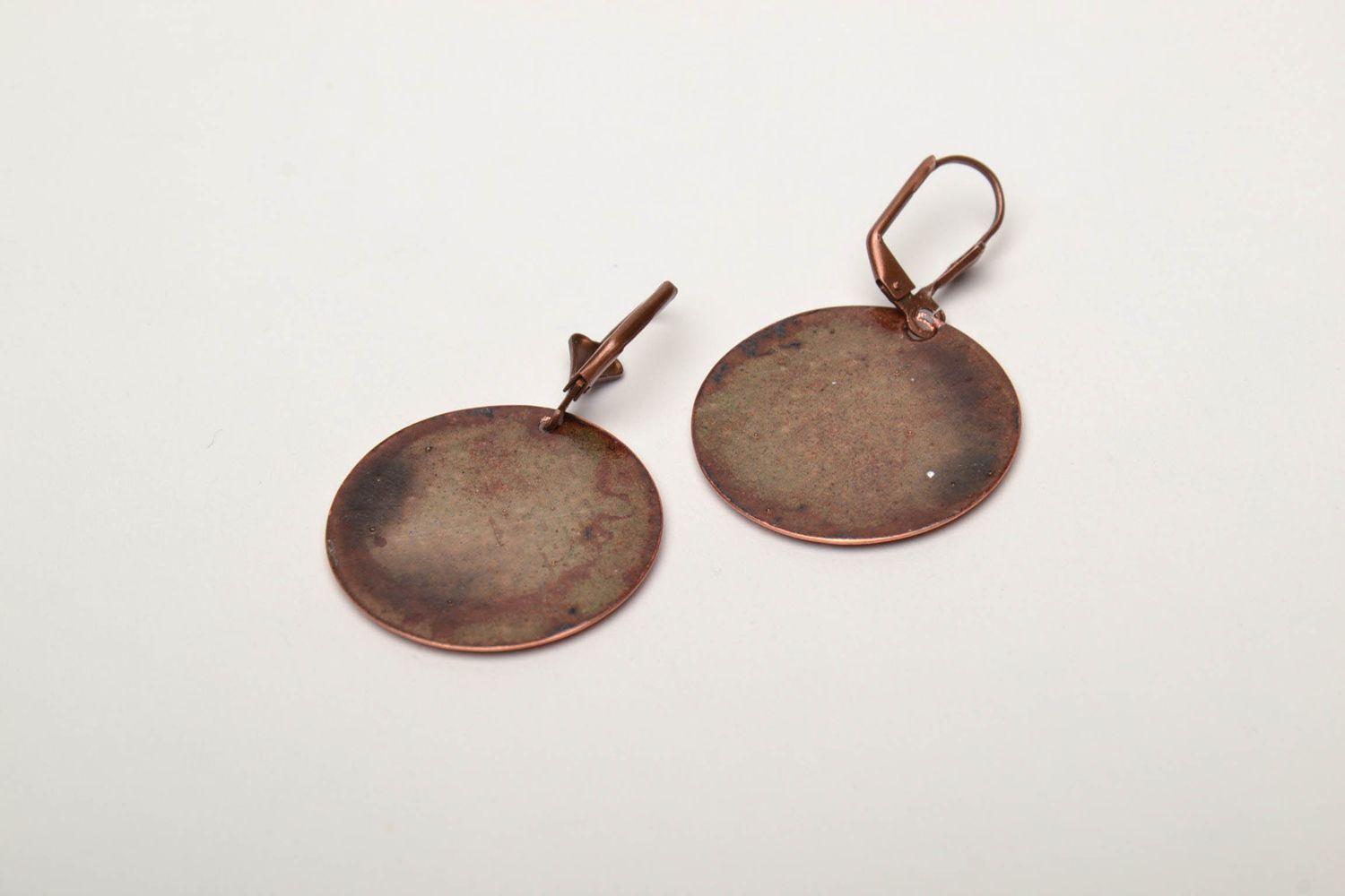 Boucles d'oreilles en cuivre rondes peintes d'émaux photo 5