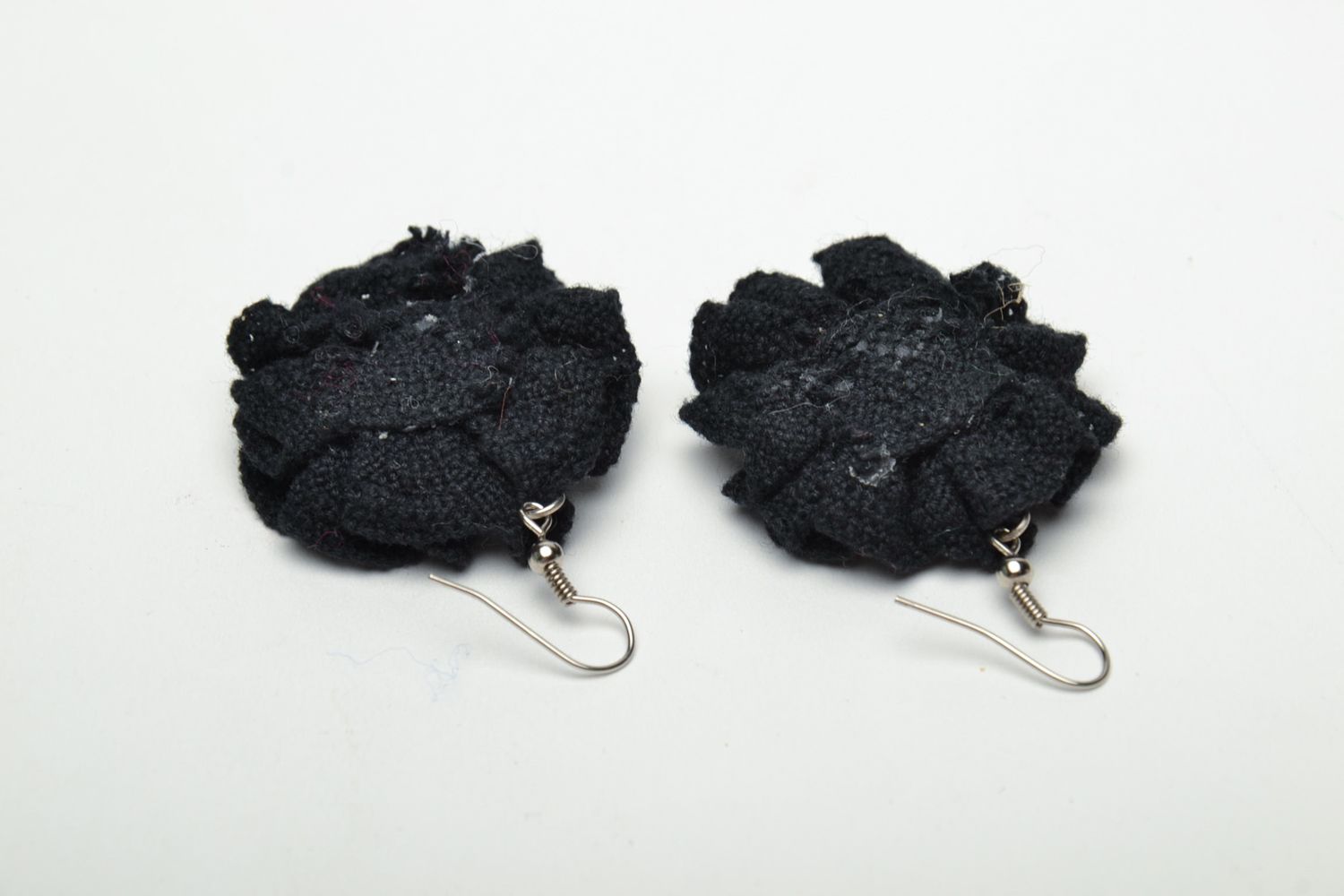 Pendientes artesanales de encaje y perlas con forma de flores negras foto 5