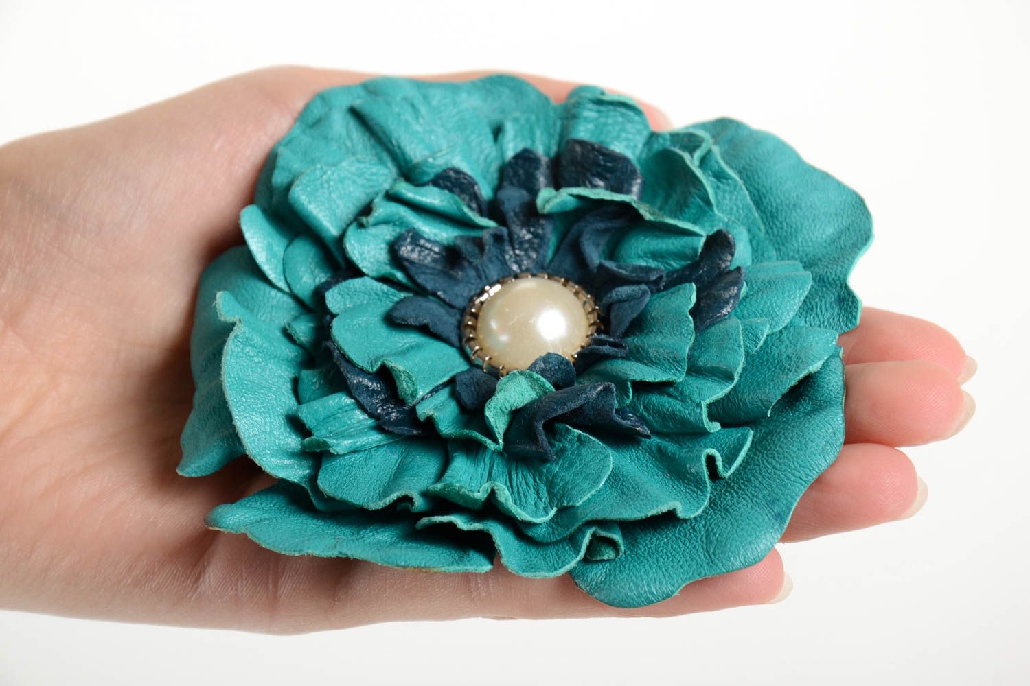 Broche fantaisie Bijou fait main cuir naturel fleur turquoise Accessoire femme photo 2