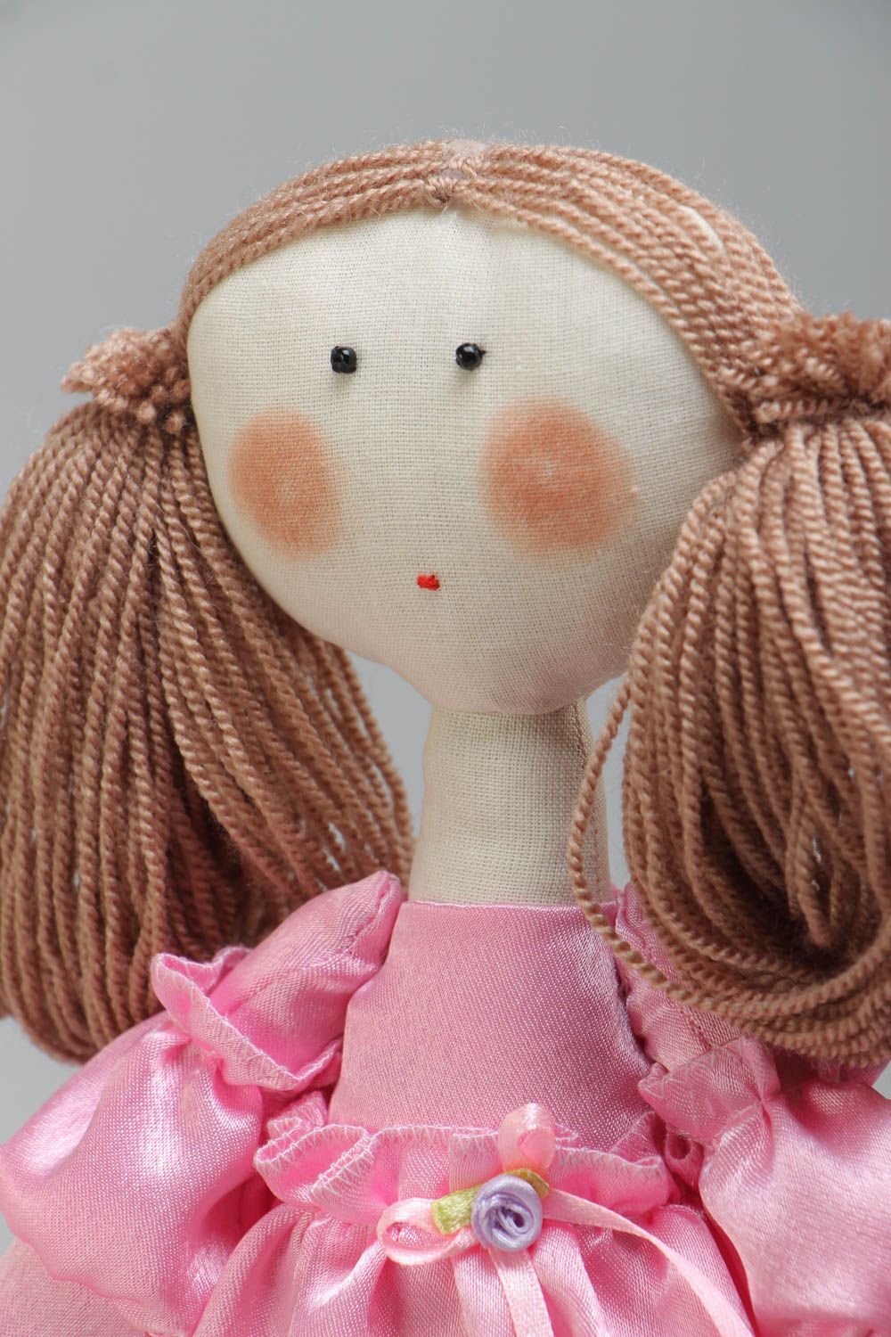 Muñeca decorativa hecha a mano de trapo en vestido de raso con rosa foto 3
