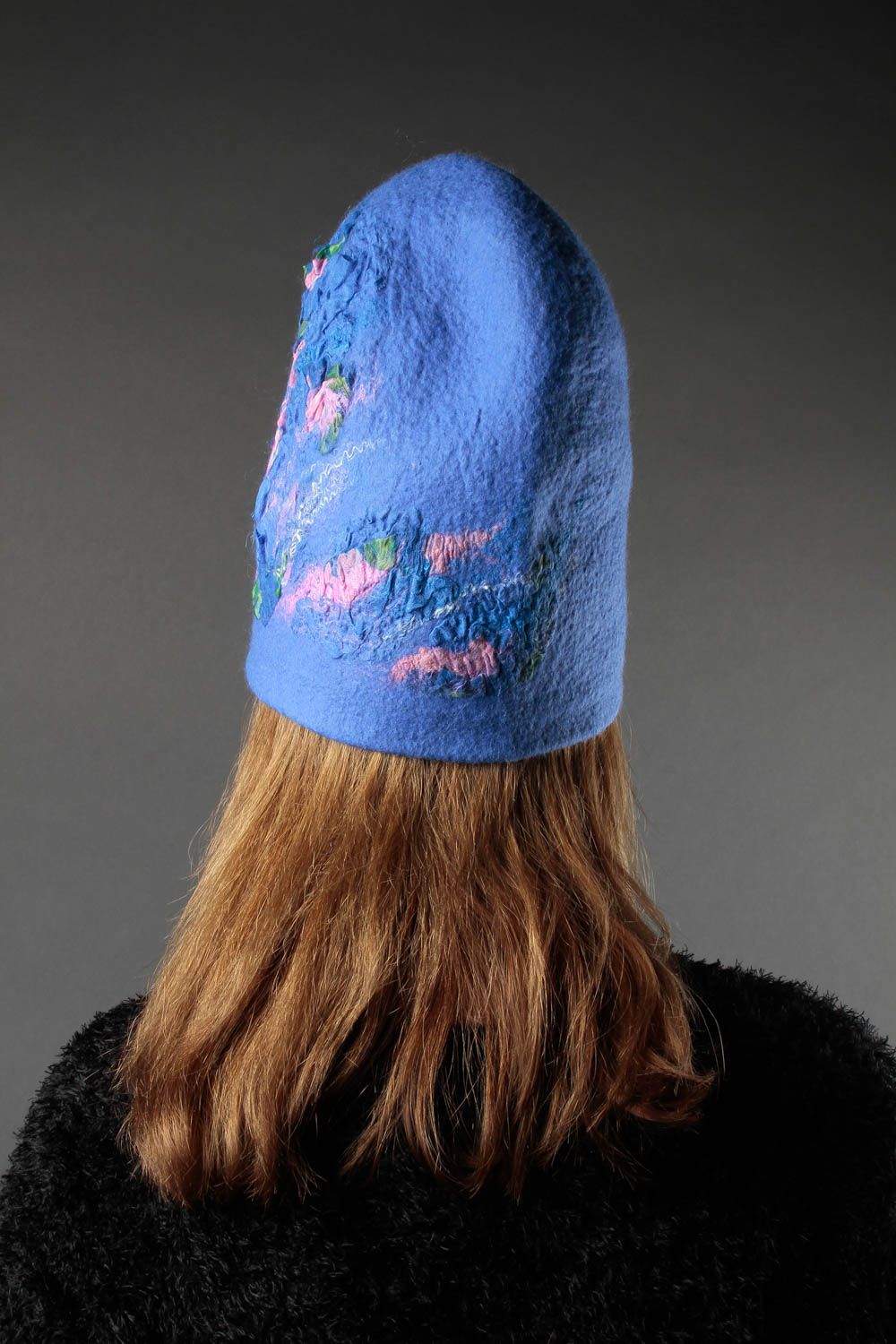 Симпатичная шапка ручной работы зимняя шапка необычная женская шапка валяная фото 1