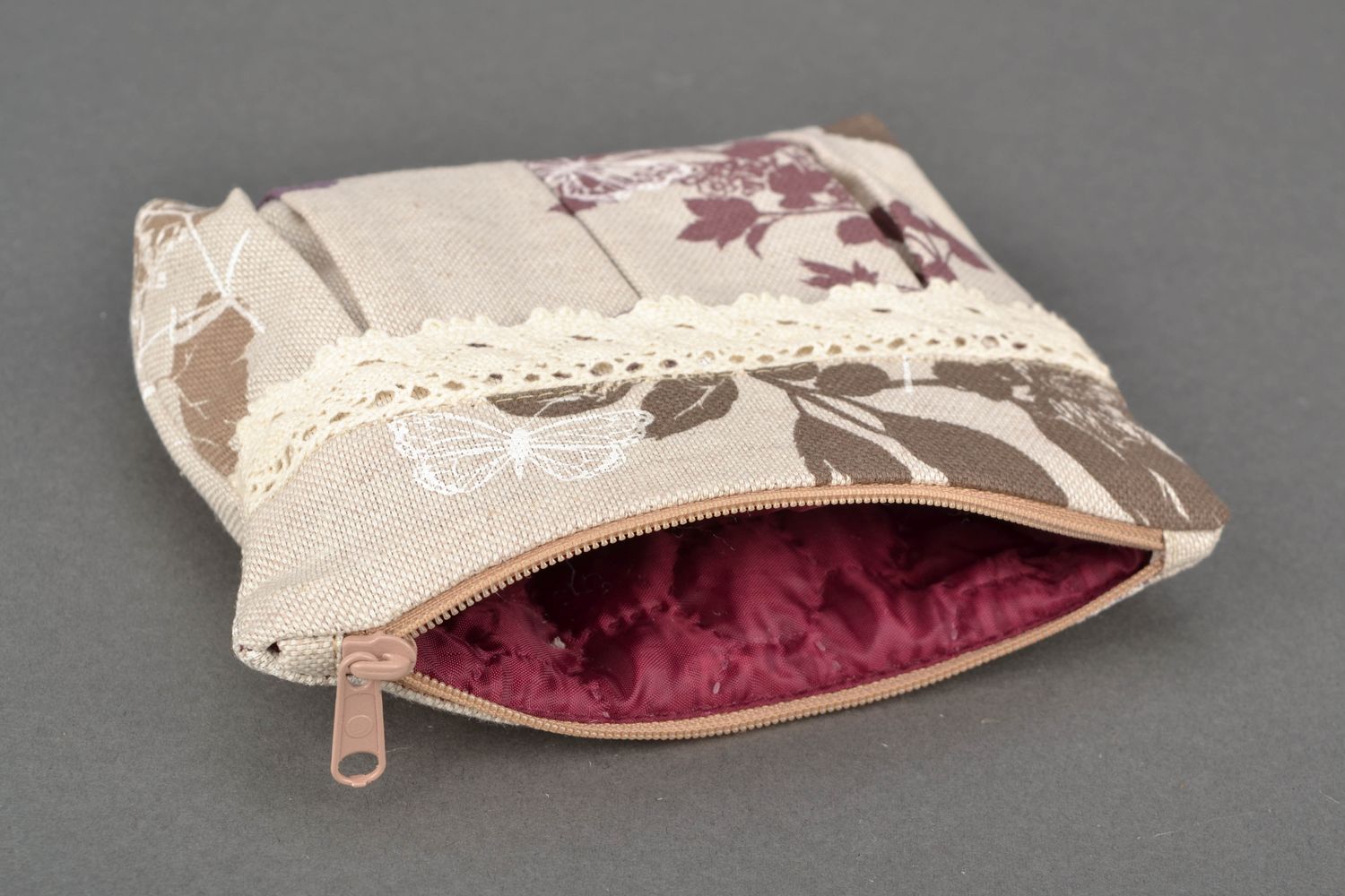 Small fabric beauty bag with lace photo 4