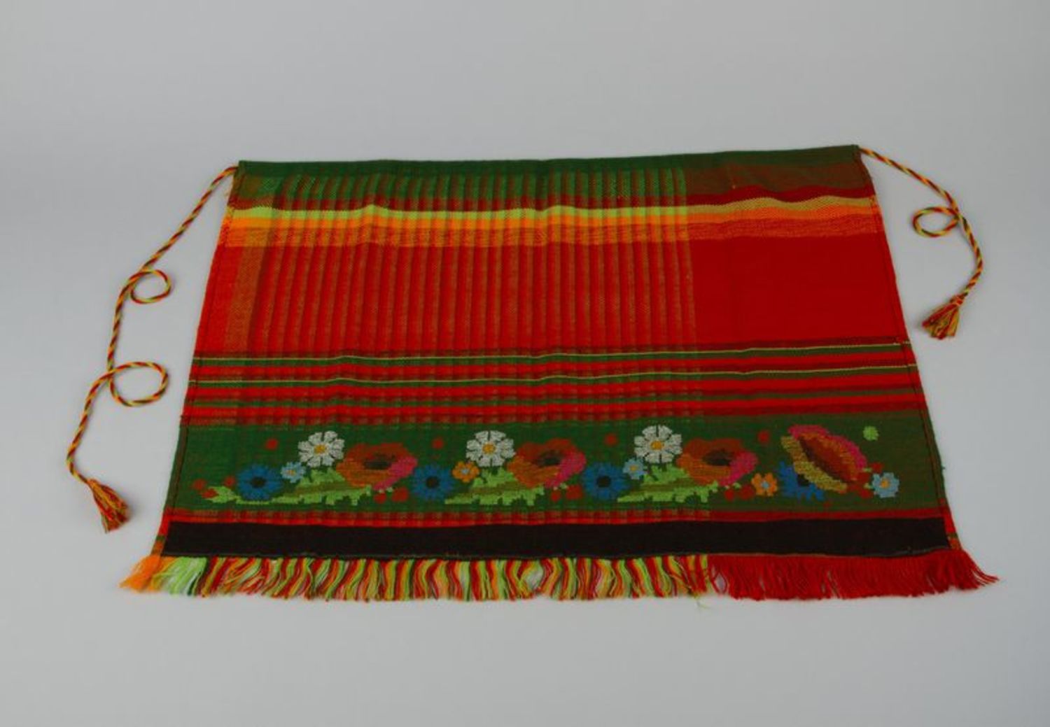 Woven apron in ethnic style photo 1