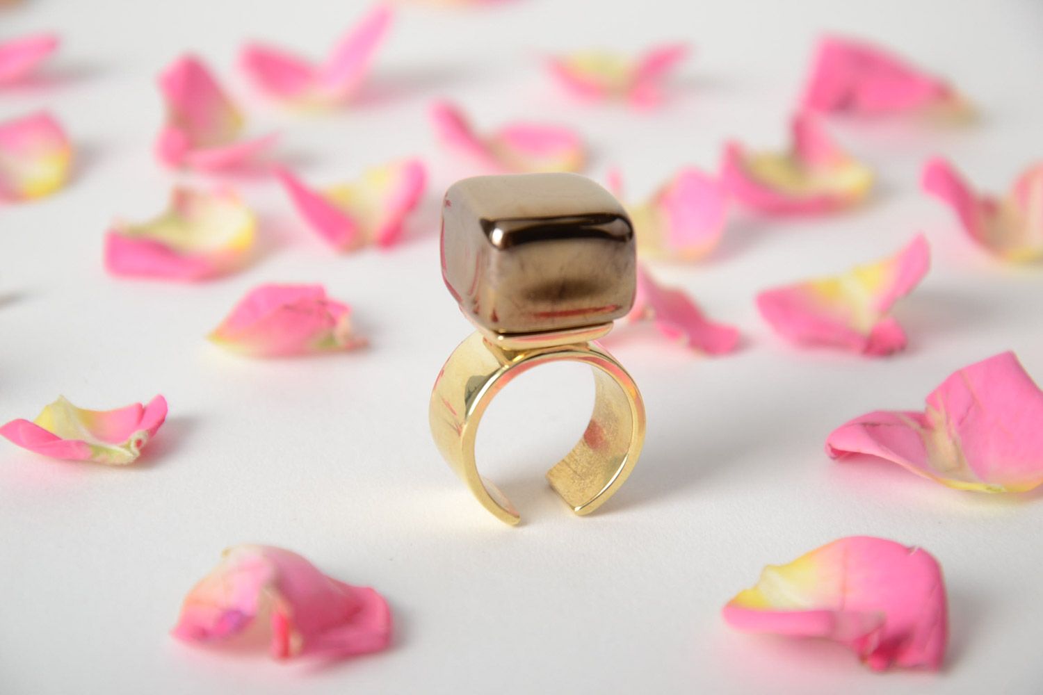 Объемное кольцо с фаянсом и фурнитурой под золото бижутерия ручной работы  фото 1