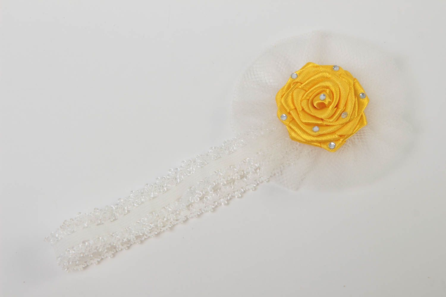 Нарядная повязка на голову с цветком в технике канзаши ручной работы желтая фото 2