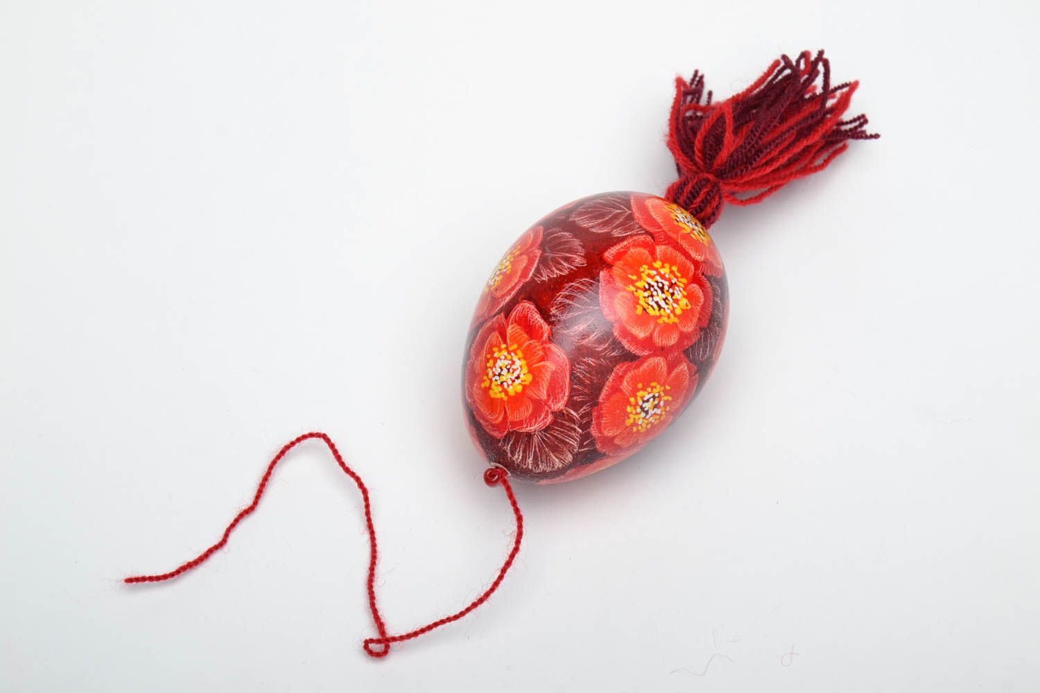 Oeuf décoratif de Pâques original à accrocher rouge avec gland fait main photo 4