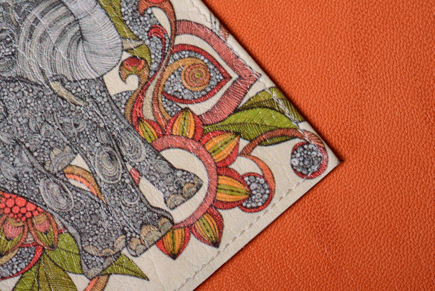 Handgemachte bunte Passhülle aus Kunstleder mit Muster Elefant in Blumen foto 3