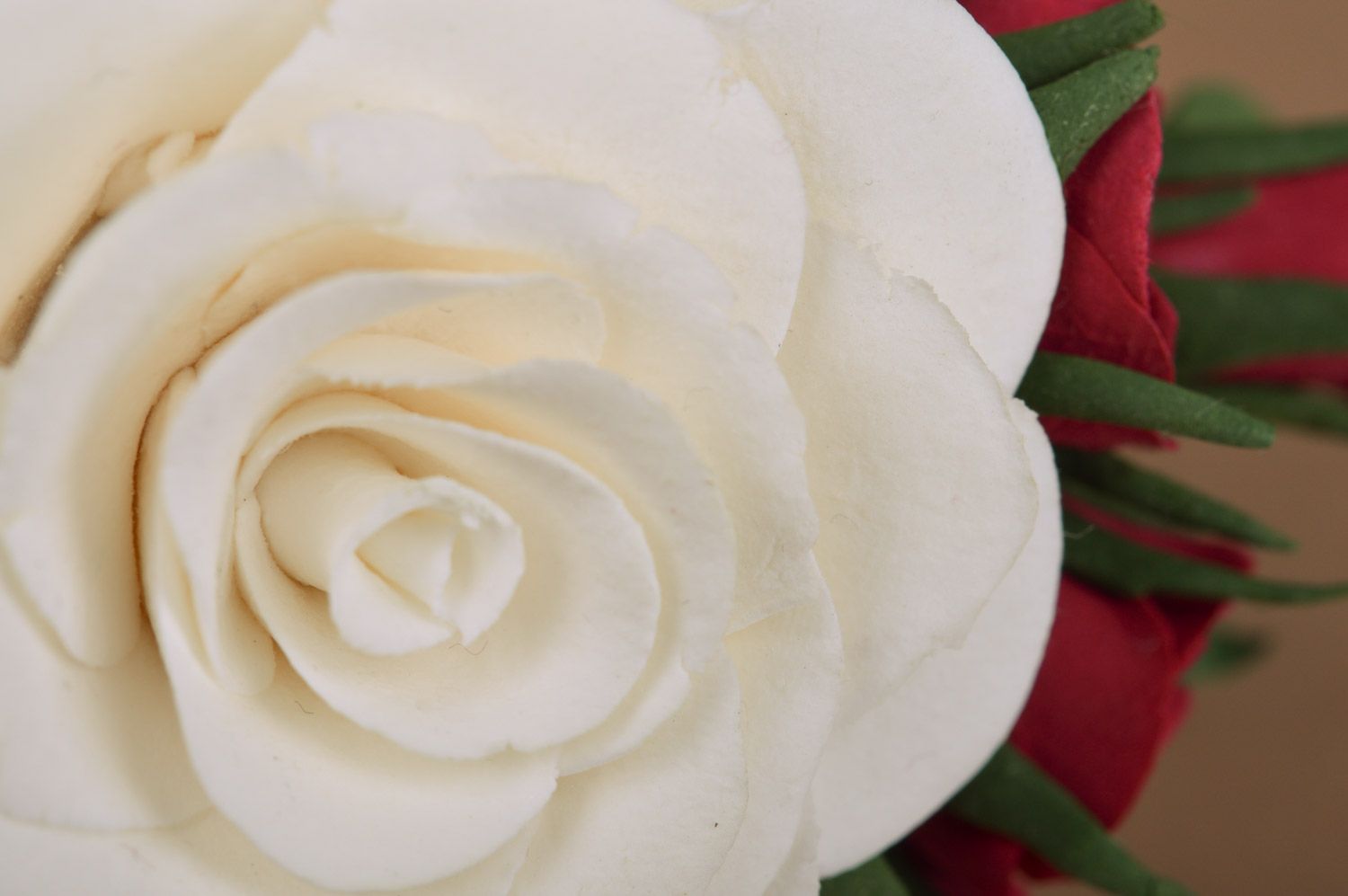 Ramillete de arcilla polimérica rosas blanca y roja hecho a mano foto 4