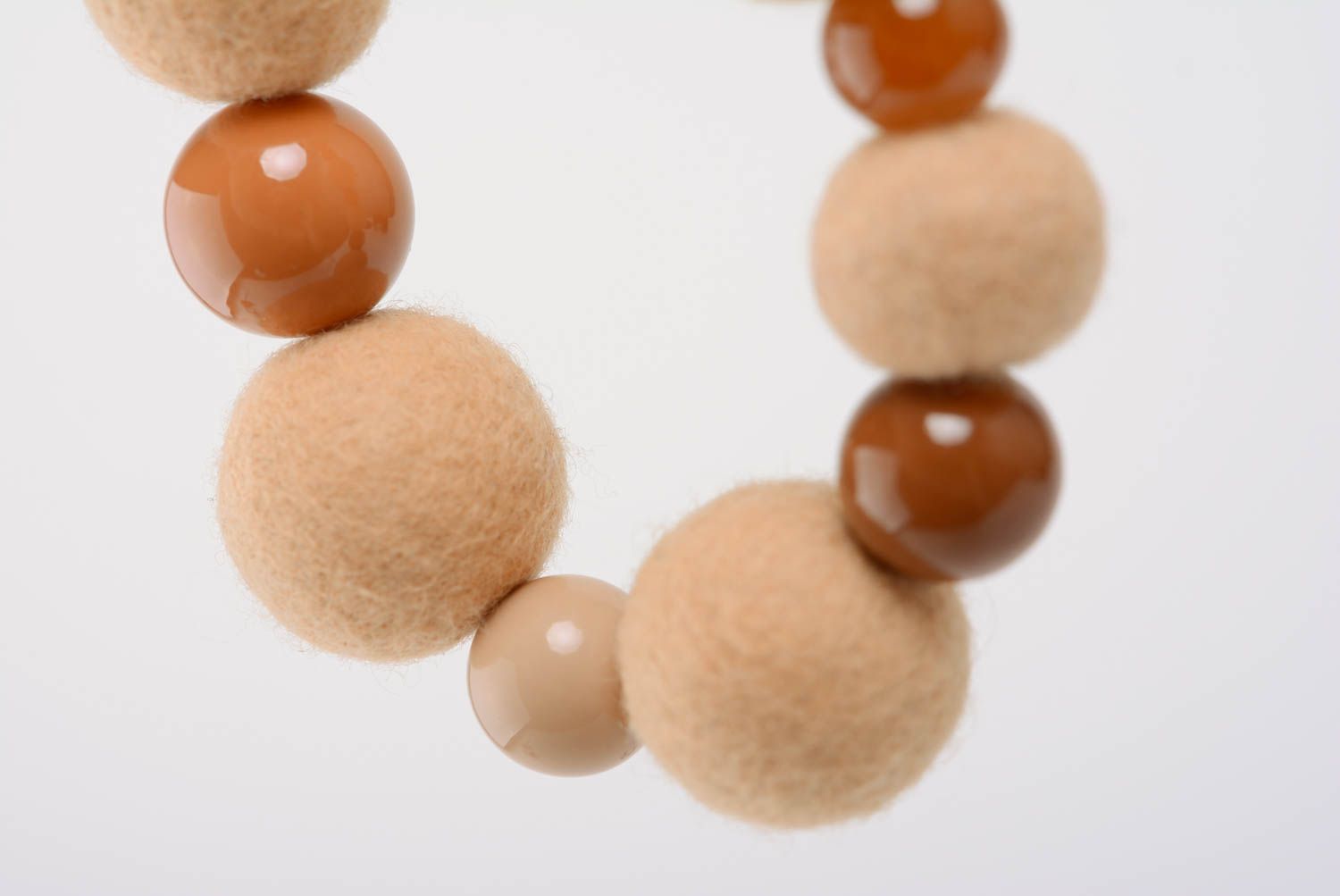 Bracelet en laine feutrée beige fait main design avec perles céramiques photo 4