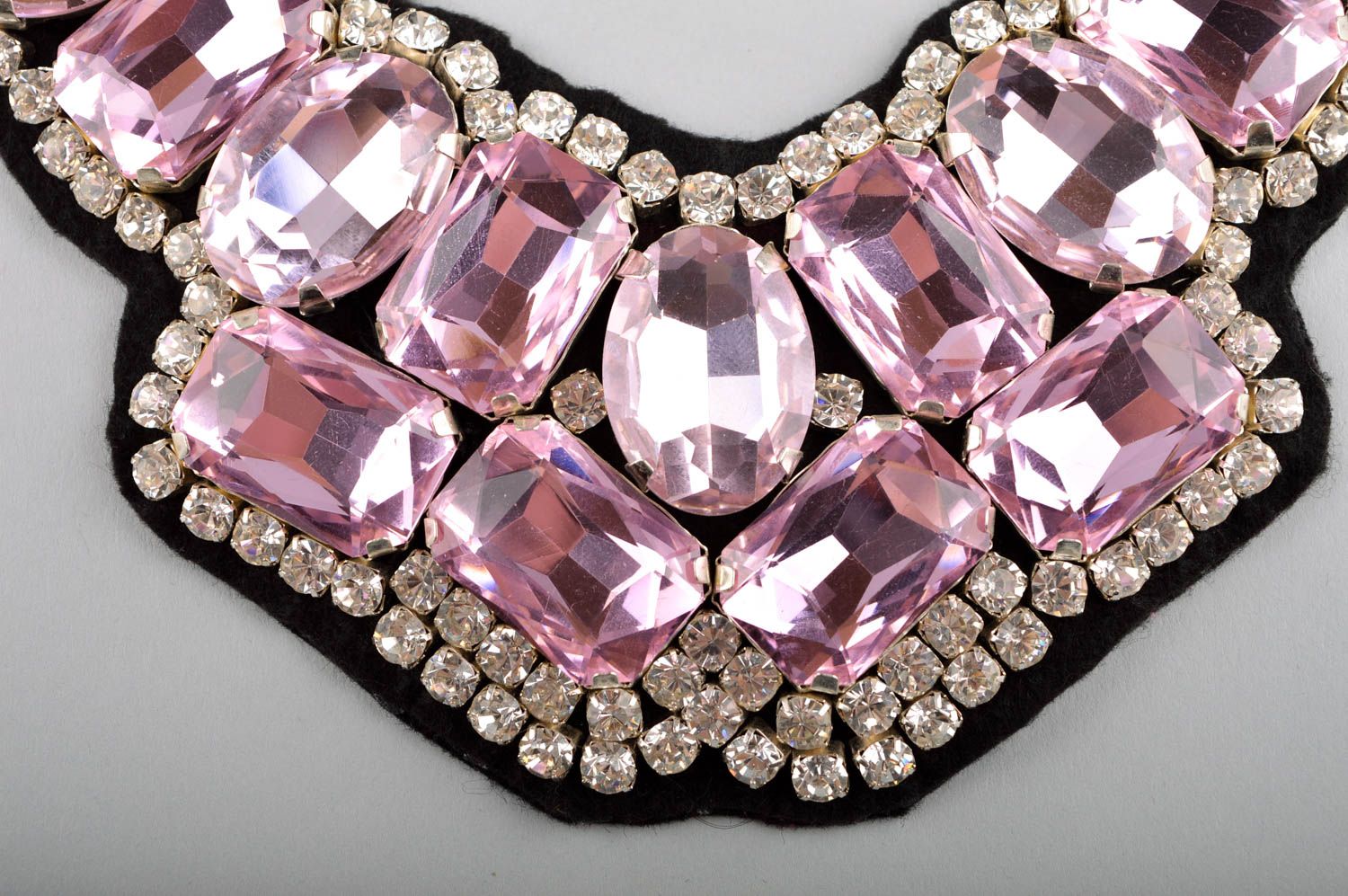 Stoff Halskette handgemachtes Damen Collier Designer Schmuck mit rosa Kristallen foto 3