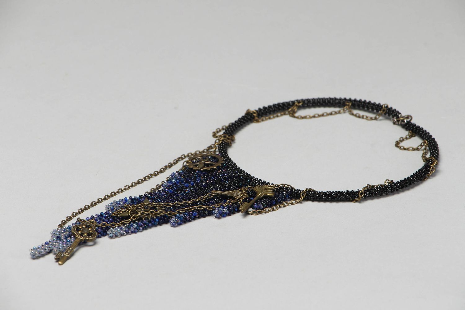 Beaded necklace with clockwork details photo 3