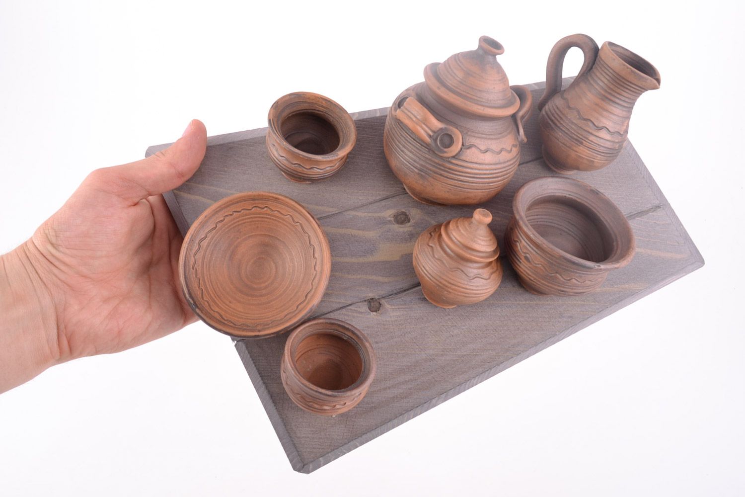 Объемное панно в виде деревянной доски с глиняной посудой настенное хэнд мэйд фото 2