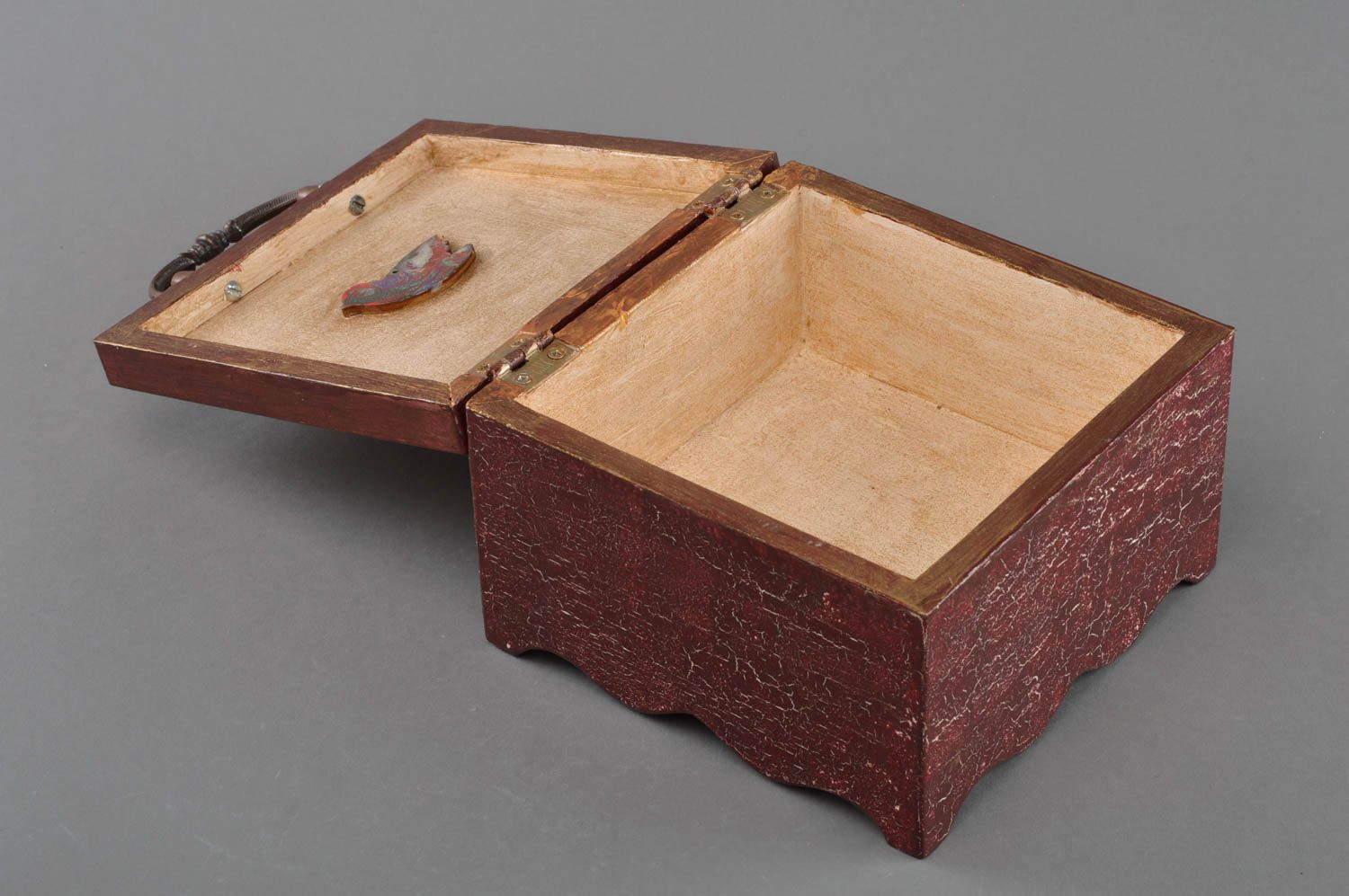 Caja de madera cuadrada hecha a mano marrón decorada con decoupage foto 3