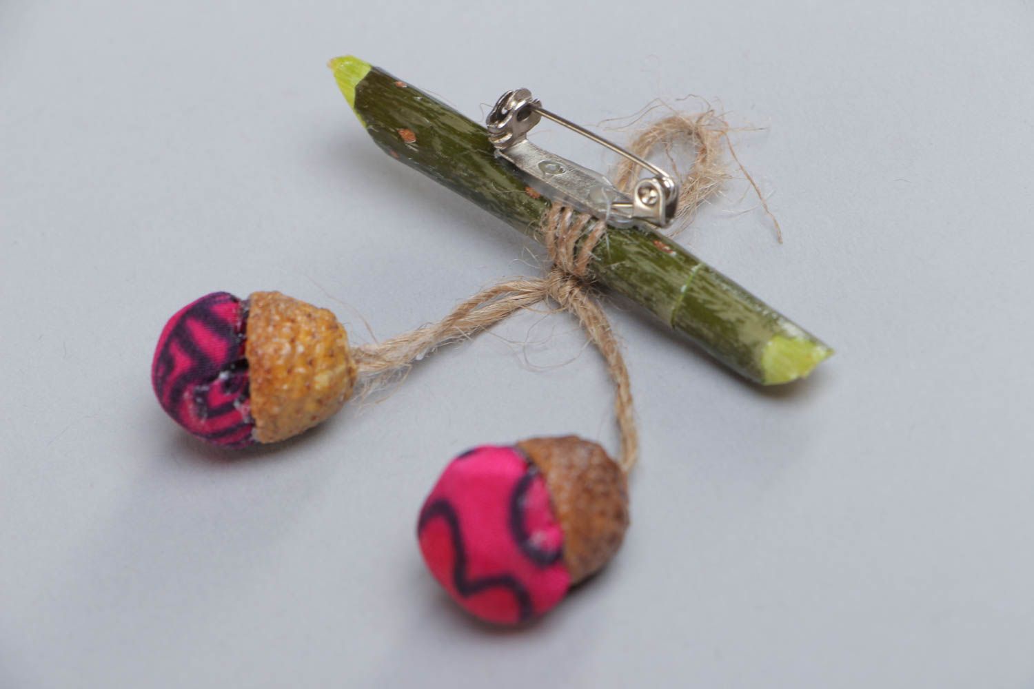 Petite broche textile avec ficelle et cupules de gland faite main originale photo 4