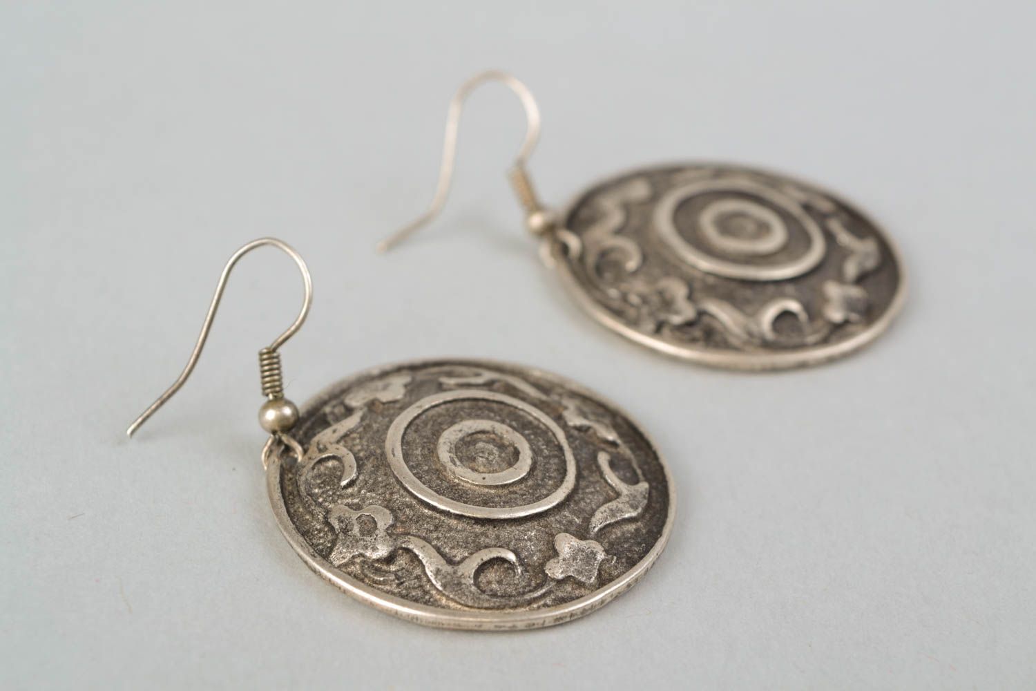 Unusual metal earrings of round shape photo 4
