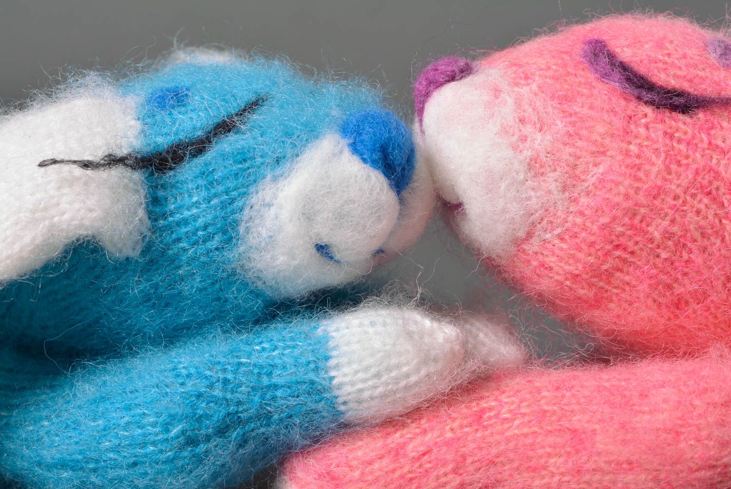 Peluche animal lièvre bleu Jouet fait main tricoté en laine Cadeau enfant photo 2