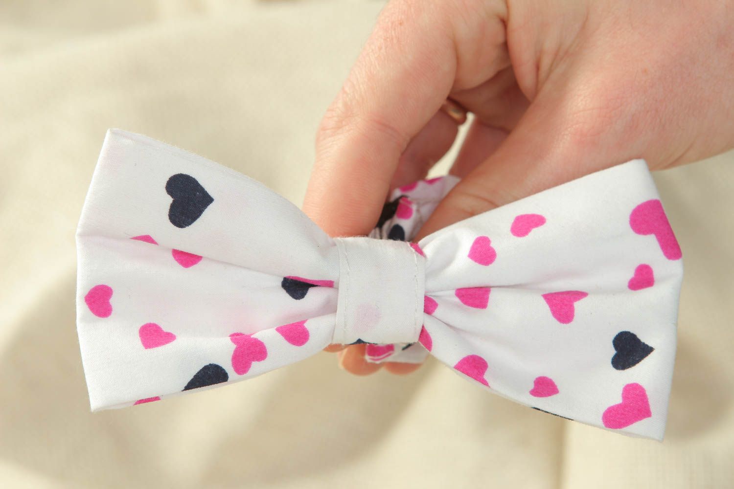 White cotton bow tie with hearts pattern photo 4
