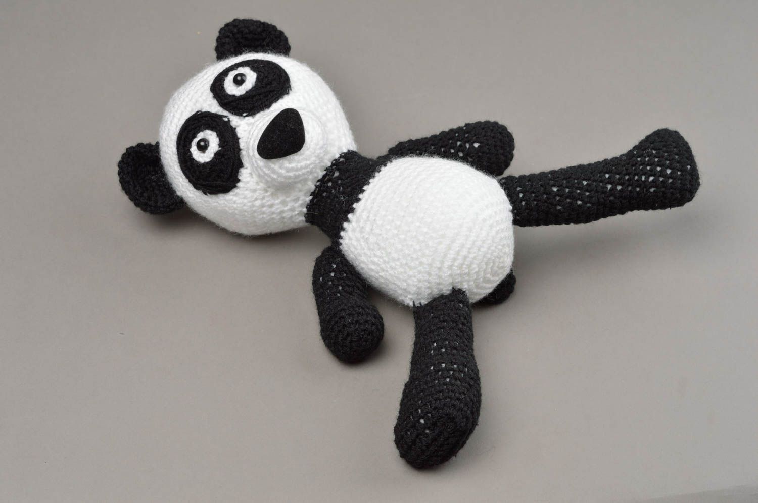 Knuddeliges schwarz weißes schönes Kuscheltier Panda handgehäkelt für Kinder foto 3